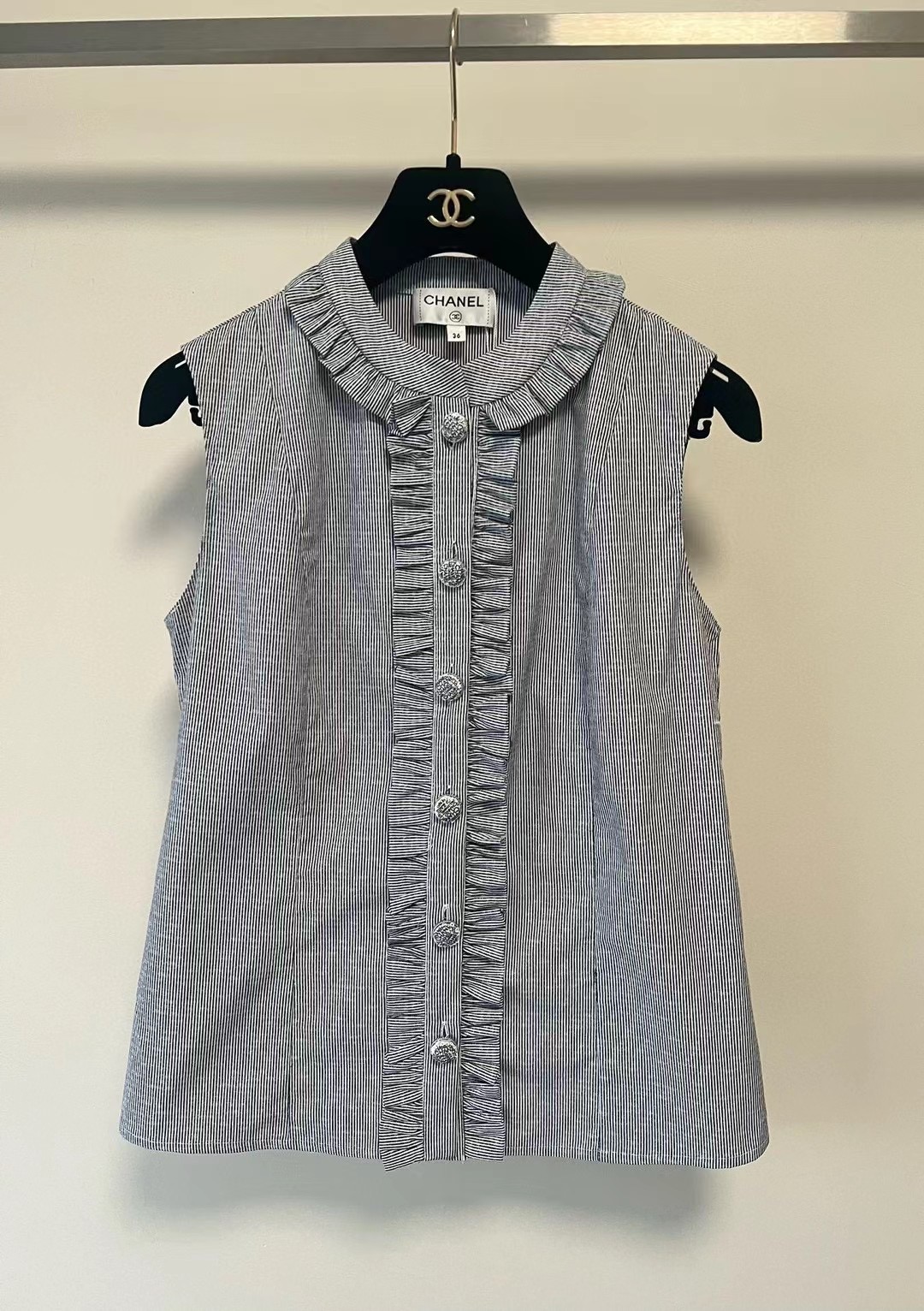 NO:862529,CHANE*'s new striped sleeveless shirt is made of custom-made cotton vertical stripe jacquard fabric and has a great texture. The round neck has a ruffled design and the upper body is very good, giving people a sweet girl feeling. The regular cut upper body is slim and versatile, and can be easily matched to create a high-end look. SML-, Chanel-clothing, chanel, chanel, shirts,19860909CHANE*新款条纹无袖衬衫定制棉质竖条纹提花面料质感很赞,圆领有荷叶边设计上身很乖,给人甜妹的感觉常规的版型剪裁上身显瘦百搭,可轻松搭配穿出高级感SML-,香奈儿-服装,chanel,chanel,shirts,,Women's clothing