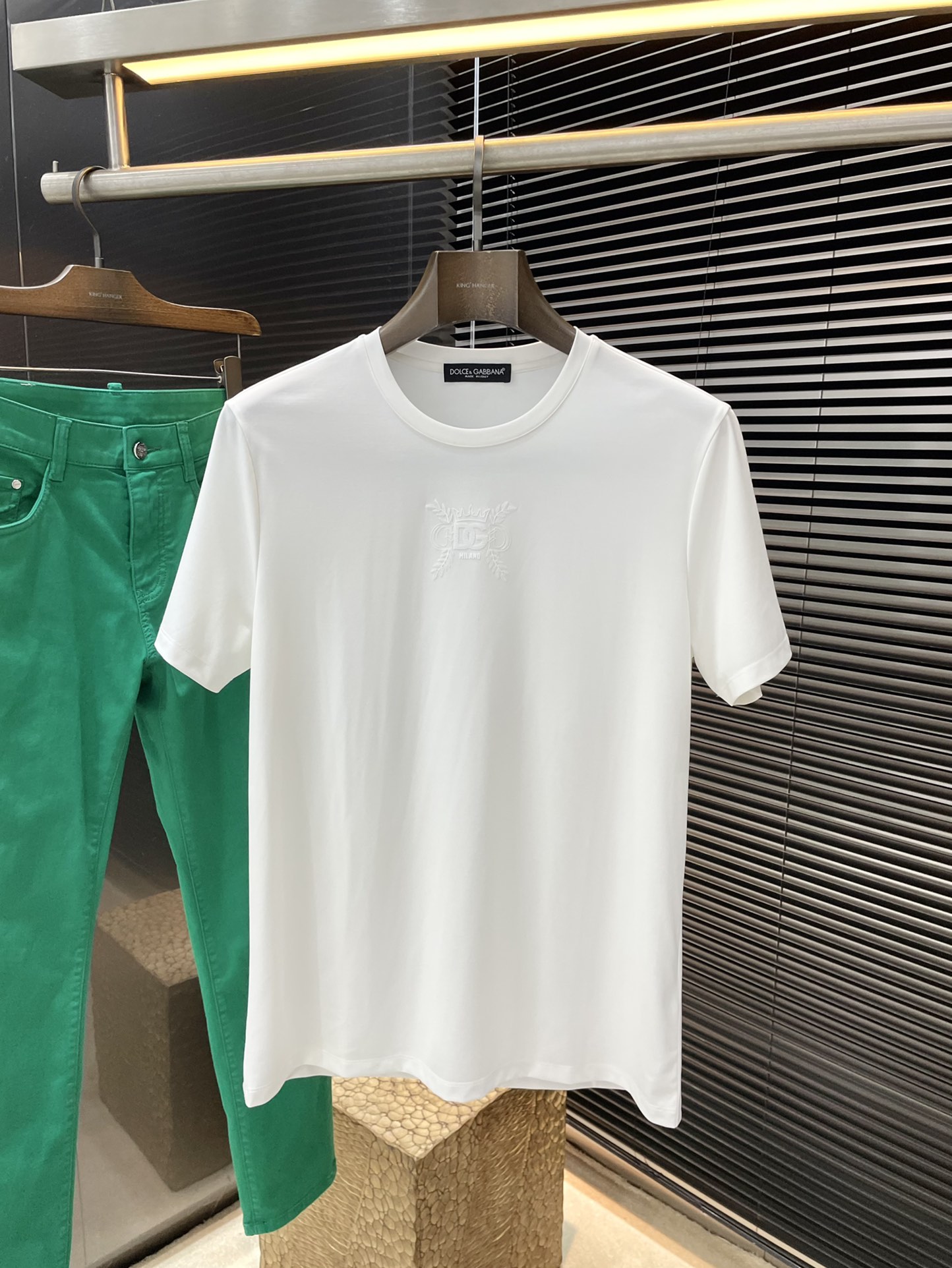 NO:154142,P Dolce & Gabbana- (Dolce & Gabbana) series VIP high-end customization 2025 spring and summer new short-sleeved versatile styles anyone can easily control. Fully customized fabrics, high-quality viscose fabrics. The fabric feels soft and the upper body is comfortable and soft. The simple style is very classy, ​​simple and unique, fashionable, the style is very exquisite, showing the aura, and will highlight the exquisiteness of business men!  Size M-3XL, Dolce & Gabbana, Dolce & Gabbana, T-shirt, alexander wang19860909P  Dolce&Gabbana-（杜嘉班纳）系列 VIP高级定制 2025春夏季新款短袖 百搭款式 任何人都可以轻松驾驭 面料全订制 高定一等品粘纤面料 面料手感柔软,上身舒适柔软 简约的款式非常显档次,简约个性时尚,版型剪裁非常精致,显气场,又会凸显商务男士的精致！尺码M-3XL,,Dolce&Gabbana,Dolce&Gabbana,T-shirt,alexander wang,Men's clothing