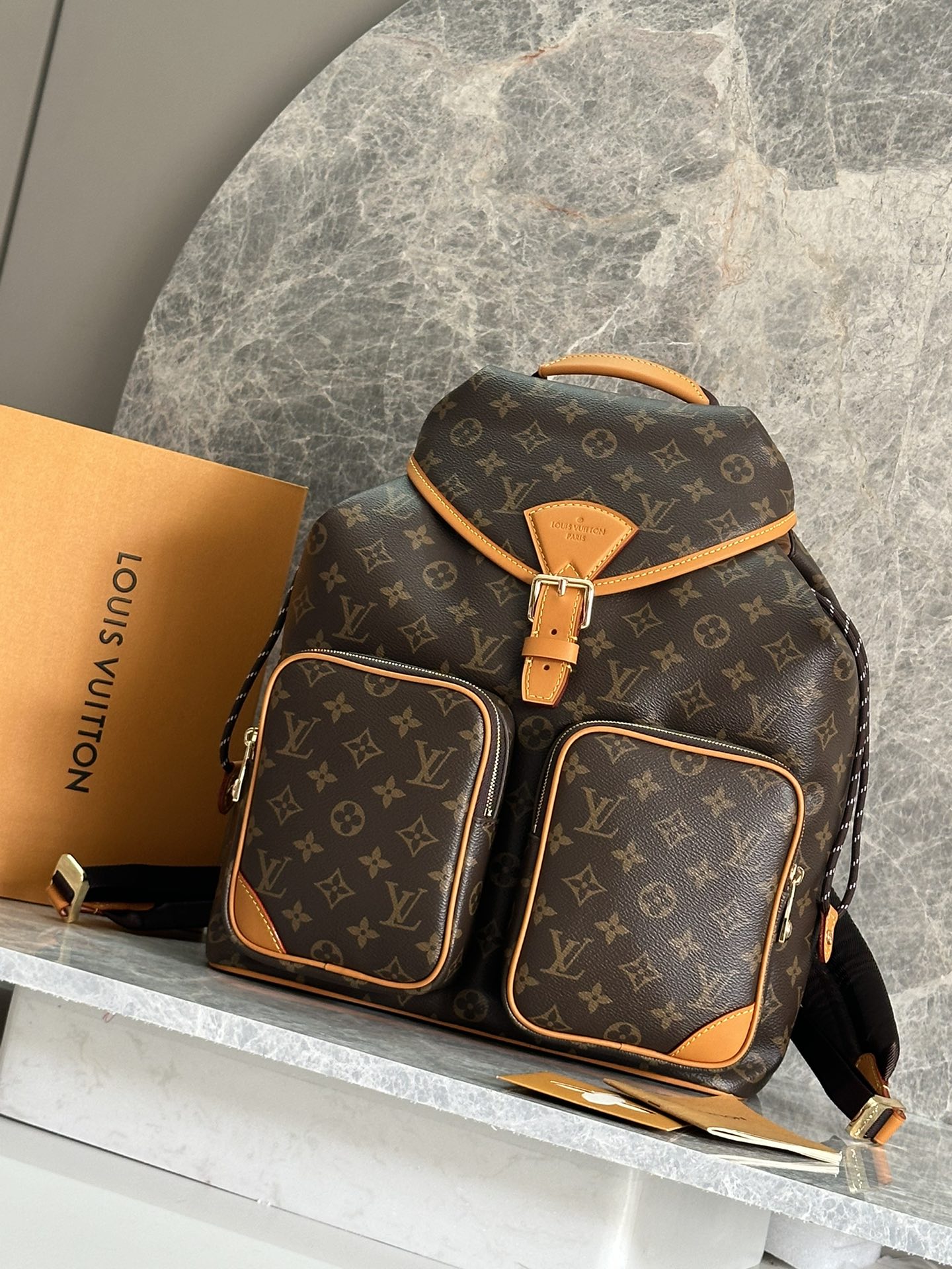 NO:388736,p top original single variable code chip 163c This Montsouris Cargo backpack is practical and classic, with an iconic Monogram pattern that exposes the look of Monogram canvas. It uses a rounded shape, drawstring closure and comfortable shoulder straps, and the front pocket injects new vitality into the iconic design. 40 x 17 x 34 cm (height x width x length) model M14015, LV [top original single], louis vuitton19860909p 顶级原单 变码芯片163c 本款 Montsouris Cargo 双肩包实用且经典,标志性 Monogram 图案,流露出 Monogram 帆布的观感.采用圆润外形、抽绳开合和舒适肩带,正面口袋为标志性设计注入新活力.40 x 17 x 34厘米 (高 x 宽 x 长度)型号M14015,LV【顶级原单】,louis vuitton,Bag