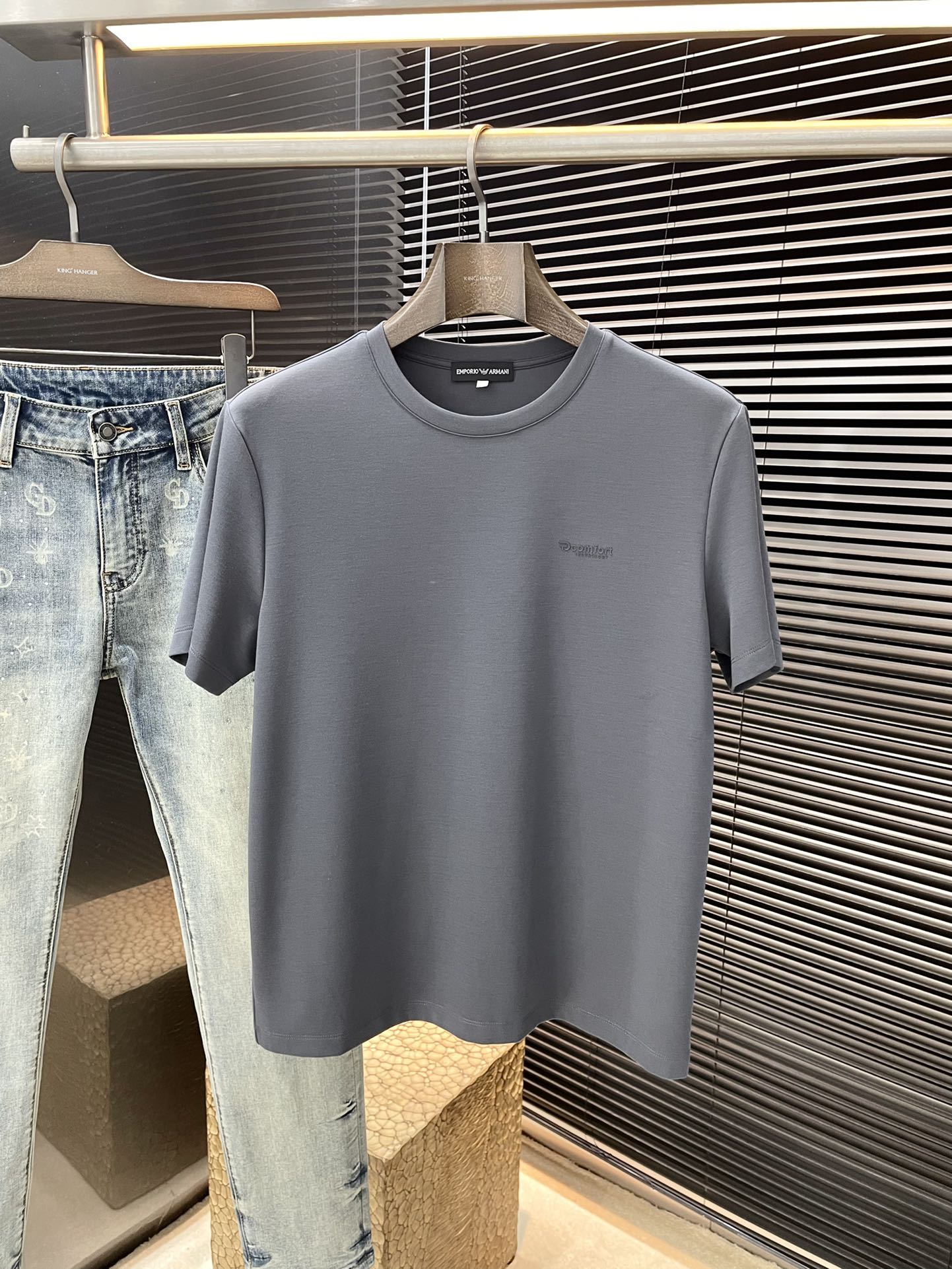 NO:154152,EmporioArmin- (Armani) Series VIP high-end customization 2025 spring and summer new short-sleeved versatile styles anyone can easily control. Fully customized fabrics, high-quality first-class modal fabrics. The fabric feels soft and the upper body is comfortable and soft. The simple style is very classy, ​​simple and unique, and the style is very exquisite. The tailoring is very exquisite, showing the aura, and it will highlight the exquisiteness of business men!  Size M-3XL shipped the next day, Armani, T-shirt, alexander wang19860909EmporioArmin-（阿玛尼） 系列 VIP高级定制 2025春夏季新款短袖 百搭款式 任何人都可以轻松驾驭 面料全订制 高定一等品莫代尔面料 面料手感柔软,上身舒适柔软 简约的款式非常显档次,简约个性时尚,版型剪裁非常精致,显气场,又会凸显商务男士的精致！尺码M-3XL 隔天出货,,armani,T-shirt,alexander wang,Men's clothing