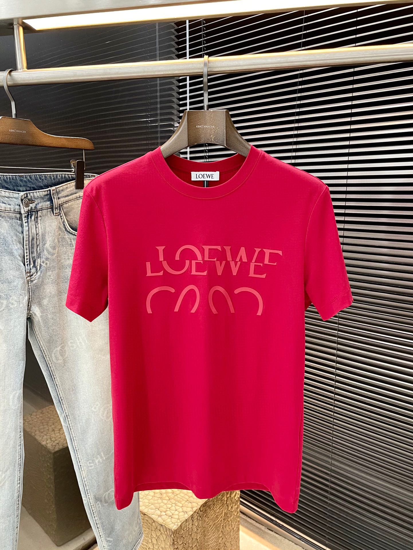 NO:154148,Loewe series VIP high-end customization 2025 spring and summer new short-sleeved style versatile styles anyone can easily control. Fully customized fabrics, high-quality double-sided silk soft cotton fabric. The fabric feels soft and the upper body is comfortable and soft. The simple style is very classy, ​​simple and unique, and the style is very exquisite, showing the aura, and it will highlight the exquisiteness of business men!  Size M-3XL, loewe, loewe, T-shirt, alexander wang19860909Loewe（罗意威）系列 VIP高级定制 2025春夏季新款短袖 百搭款式 任何人都可以轻松驾驭 面料全订制 高定一等品双面丝柔棉面料 面料手感柔软,上身舒适柔软 简约的款式非常显档次,简约个性时尚,版型剪裁非常精致,显气场,又会凸显商务男士的精致！尺码M-3XL,,loewe,loewe,T-shirt,alexander wang,Men's clothing