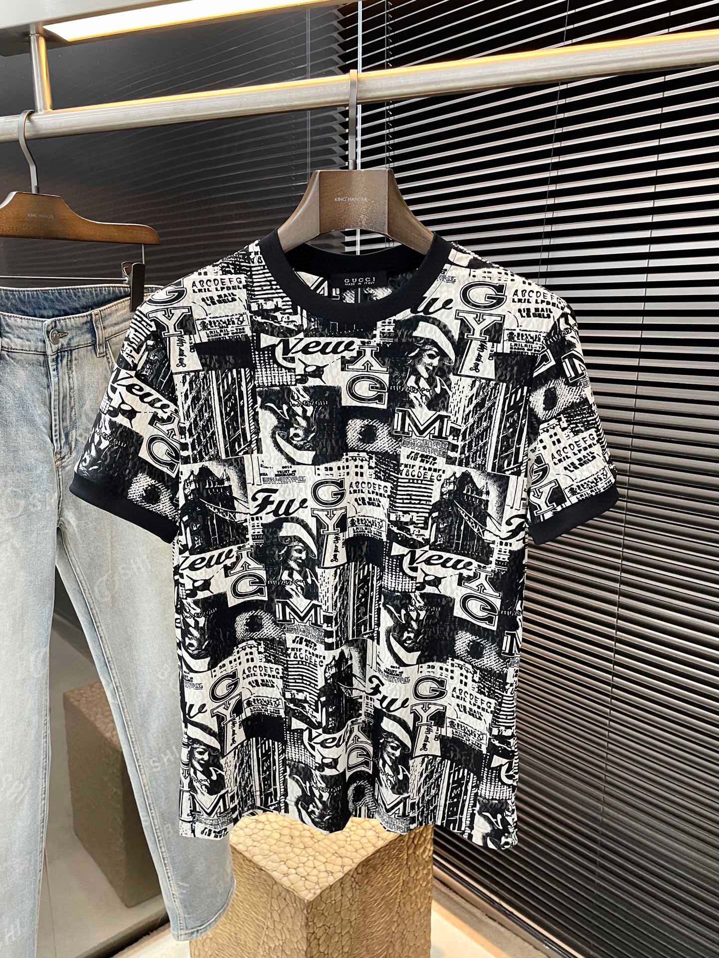 NO:154158,Gucci series VIP high-end customization 2025 spring and summer new short-sleeved style versatile styles anyone can easily control. Fully customized fabrics, high-quality jacquard fabrics. The fabric feels soft, digital printing technology, comfortable and soft on the upper body. The simple style is very classy, ​​simple and unique, fashionable, the style is very exquisite, showing the aura, and will highlight the exquisiteness of business men!  Size M-3XL, gucci, gucci, T-shirt, alexander wang19860909Gucci（古驰）系列 VIP高级定制 2025春夏季新款短袖 百搭款式 任何人都可以轻松驾驭 面料全订制 高定一等品暗提花面料 面料手感柔软,数码印花工艺,上身舒适柔软 简约的款式非常显档次,简约个性时尚,版型剪裁非常精致,显气场,又会凸显商务男士的精致！尺码M-3XL,,gucci,gucci,T-shirt,alexander wang,Men's clothing