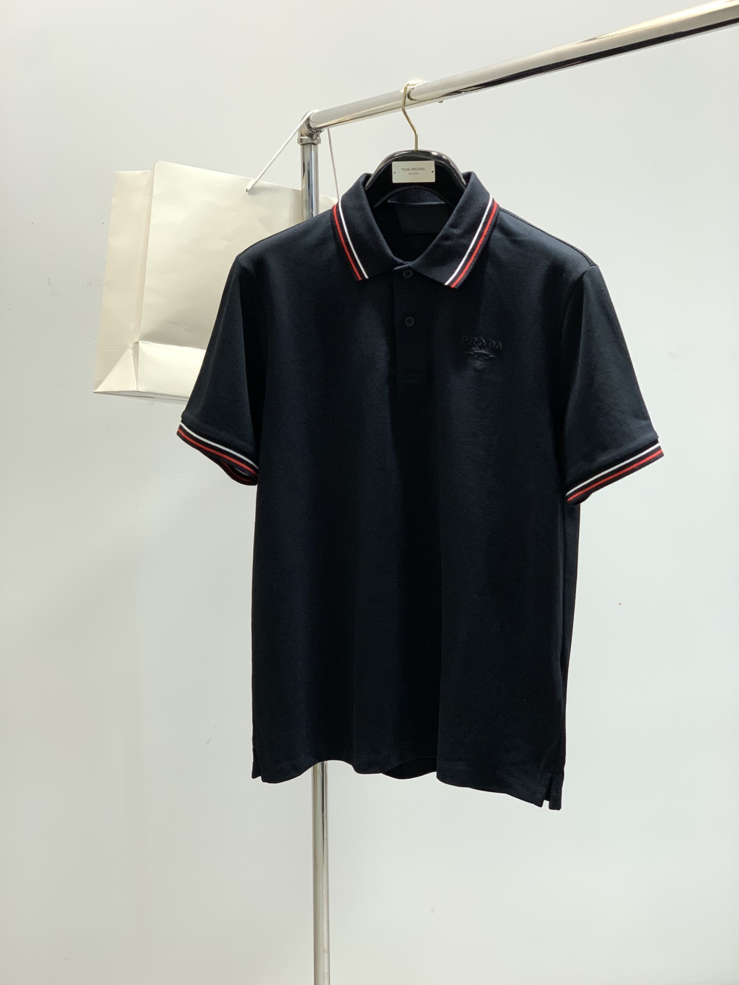 NO:154312,,PRADA Prada, the latest summer products in 2025, available at the counter at the same time, fashionable and casual lapel short-sleeved T-shirts, imported original fabrics, extremely complex workmanship, the only channel that can be used as a purchasing agent level, top-level embroidery craft letter pattern logo, extremely high grade, comfortable and versatile, handsome and stylish upper body, 2 colors recommendation, code number M-2XL,,prada,prada,T-shirt,tees,t-shirt,alexander wang19860909,PRADA 普拉达,2025夏季最新品,专柜同步有售,时尚休闲翻领短袖T恤,进口原版面料,做工极为复杂,唯一可以做代购级别的渠道狠货,顶级刺绣工艺字母图案logo,档次极高,舒适百搭,上身帅气有型,2色推荐,码数M-2XL,,prada,prada,T-shirt,tees，t-shirt,alexander wang,Men's clothing