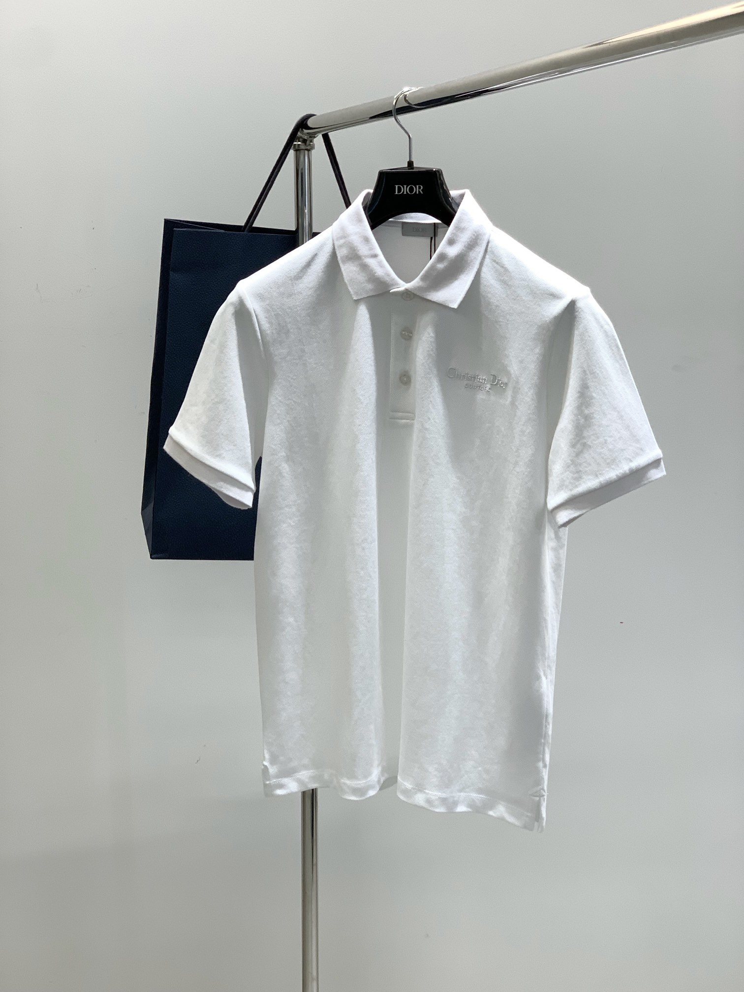 NO:154316,,Dior Dior, 2025 summer new product, available at the same time for counters, simple and fashionable casual lapel short-sleeved T-shirt, original imported fabric, comfortable and breathable, top-grade embroidery craft letter pattern logo, extremely high-end, unique design, fashionable and handsome on the upper body!  2 colors recommended, code number M-2XL, dior, dior, T-shirt, tees, t-shirt, alexander wang19860909,Dior 迪奥, 2025夏季新品,专柜同步有售,简约时尚休闲翻领短袖T恤,原版进口面料,舒适透气,顶级刺绣工艺字母图案logo,档次极高,独特设计,上身时尚帅气！2色推荐,码数M-2XL,,dior,dior,T-shirt,tees，t-shirt,alexander wang,Men's clothing