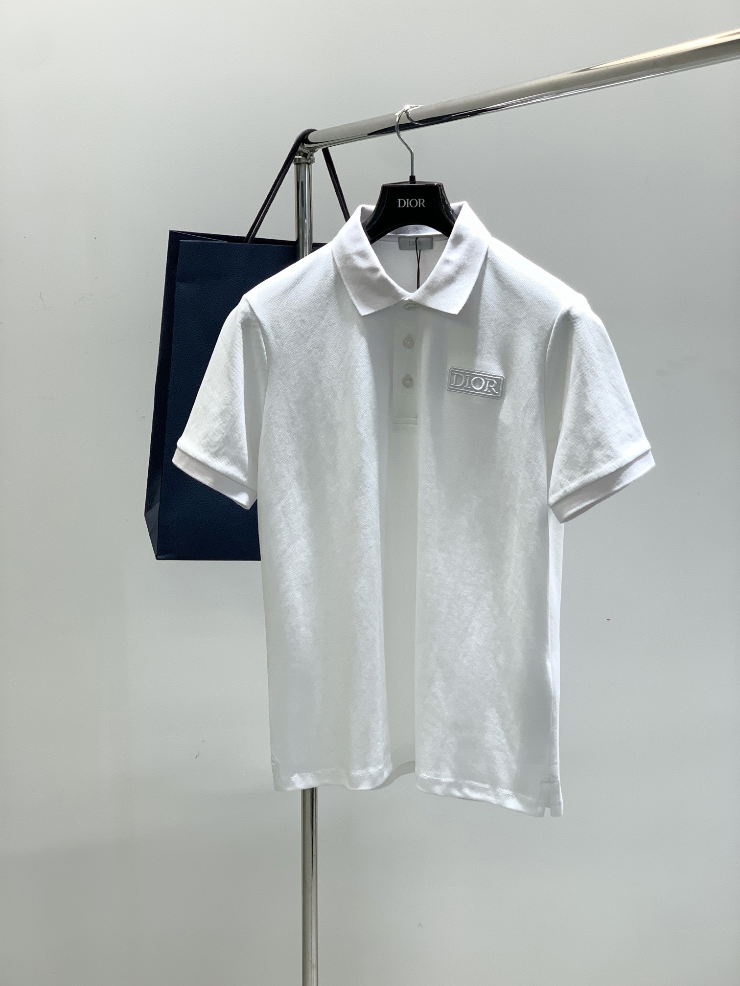 NO:154341,,Dior Dior, 2025 summer new product, available at the same time for counters, simple and fashionable casual lapel short-sleeved T-shirt, original imported fabric, comfortable and breathable, top-grade embroidery craft letter pattern logo, extremely high-end, unique design, fashionable and handsome on the upper body!  2 colors recommended, code number M-2XL, dior, dior, T-shirt, tees, t-shirt, alexander wang19860909,Dior 迪奥, 2025夏季新品,专柜同步有售,简约时尚休闲翻领短袖T恤,原版进口面料,舒适透气,顶级刺绣工艺字母图案logo,档次极高,独特设计,上身时尚帅气！2色推荐,码数M-2XL,,dior,dior,T-shirt,tees，t-shirt,alexander wang,Men's clothing