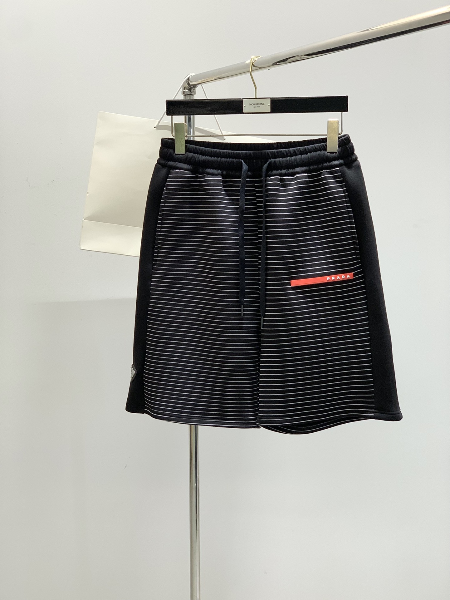 NO:154332,,PRADA Prada, the latest summer products in 2025, available at the same time for counters, fashionable casual shorts, imported original fabrics, extremely complex workmanship, the only channel that can be used as a purchasing agent level, top-level glue printing craft letter pattern logo, original hardware and auxiliary materials decoration, extremely high grade, comfortable and versatile, handsome and stylish upper body, S-XL,,prada,prada, shorts,alexander wang19860909,PRADA 普拉达,2025夏季最新品,专柜同步有售,时尚休闲短裤,进口原版面料,做工极为复杂,唯一可以做代购级别的渠道狠货,顶级印胶工艺字母图案logo,原版五金辅料装饰,档次极高,舒适百搭,上身帅气有型,码数S-XL,,prada,prada,shorts,alexander wang,Men's clothing