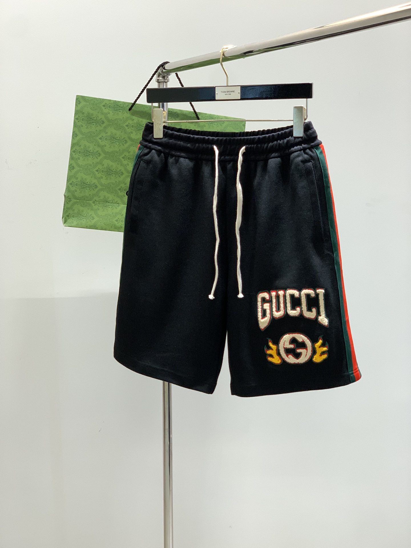 NO:154346,,GUCCI Gucci, the latest summer products in 2025, special counters are available at the same time, original singles, fashionable casual shorts, imported original fabrics, comfortable and breathable, unique design style, top-grade embroidery craft letter pattern logo, original hardware and auxiliary decoration, extremely high grade, handsome and stylish upper body, 2 colors recommendation, S-XL, gucci, gucci, shorts, alexander wang19860909,GUCCI 古驰,2025夏季最新品,专柜同步有售,原单狠货,时尚休闲短裤,进口原版面料,舒适透气,独特设计风格,顶级刺绣工艺字母图案logo,原版五金辅料装饰,档次极高,上身帅气有型,2色推荐,码数S-XL,,gucci,gucci,shorts,alexander wang,Men's clothing
