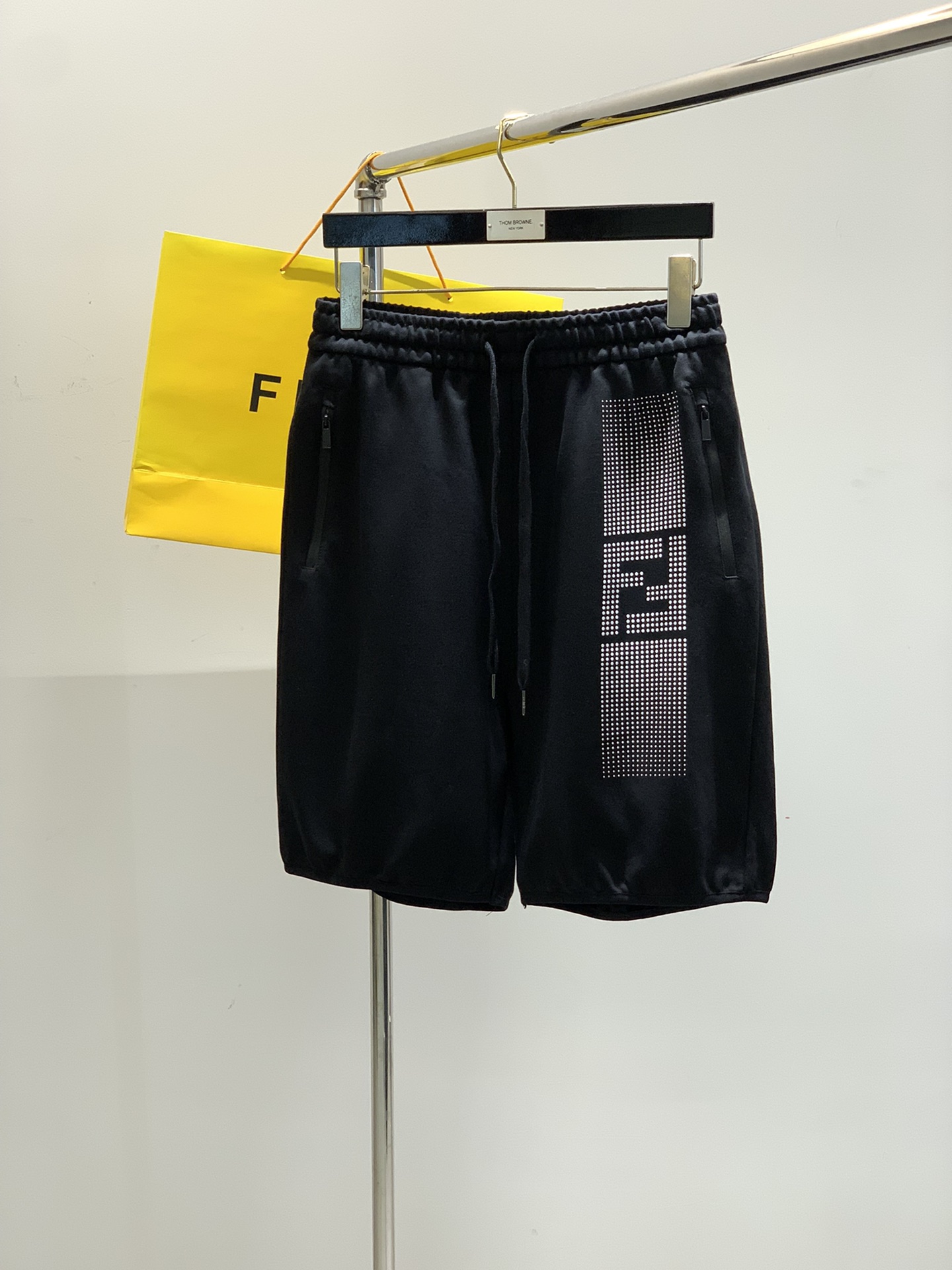 NO:154339,,FENDI Fendi, the latest products in spring 2025, the counter is available at the same time, original single goods, fashionable casual pants, imported original fabrics, unique design, comfortable and breathable upper body, top-grade printing craft letter pattern decoration logo, original hardware and auxiliary materials decoration, extremely high grade, handsome upper body, 2 colors recommendation, S-XL,,fendi,fendi,alexander wang19860909,FENDI 芬迪,2025春季最新品,专柜同步有售,原单狠货,时尚休闲裤,进口原版面料,独特设计,上身舒适透气,顶级印花工艺字母图案装饰logo,原版五金辅料装饰,档次极高,上身帅气十足,2色推荐,码数S-XL,,fendi,fendi,alexander wang,Men's clothing