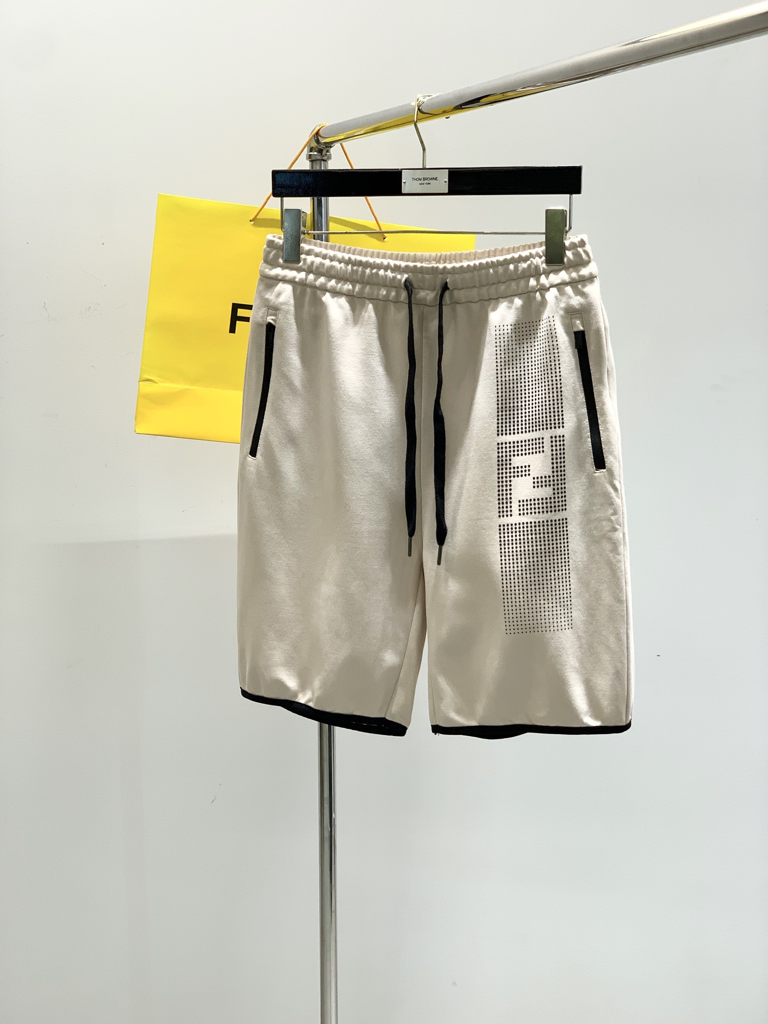 NO:417266,,FENDI Fendi, the latest products in spring 2025, the counter is available at the same time, original single goods, fashionable casual pants, imported original fabrics, unique design, comfortable and breathable upper body, top-grade printing craft letter pattern decoration logo, original hardware and auxiliary materials decoration, extremely high grade, handsome upper body, 2 colors recommendation, S-XL,,fendi,fendi,alexander wang19860909,FENDI 芬迪,2025春季最新品,专柜同步有售,原单狠货,时尚休闲裤,进口原版面料,独特设计,上身舒适透气,顶级印花工艺字母图案装饰logo,原版五金辅料装饰,档次极高,上身帅气十足,2色推荐,码数S-XL,,fendi,fendi,alexander wang,Men's clothing