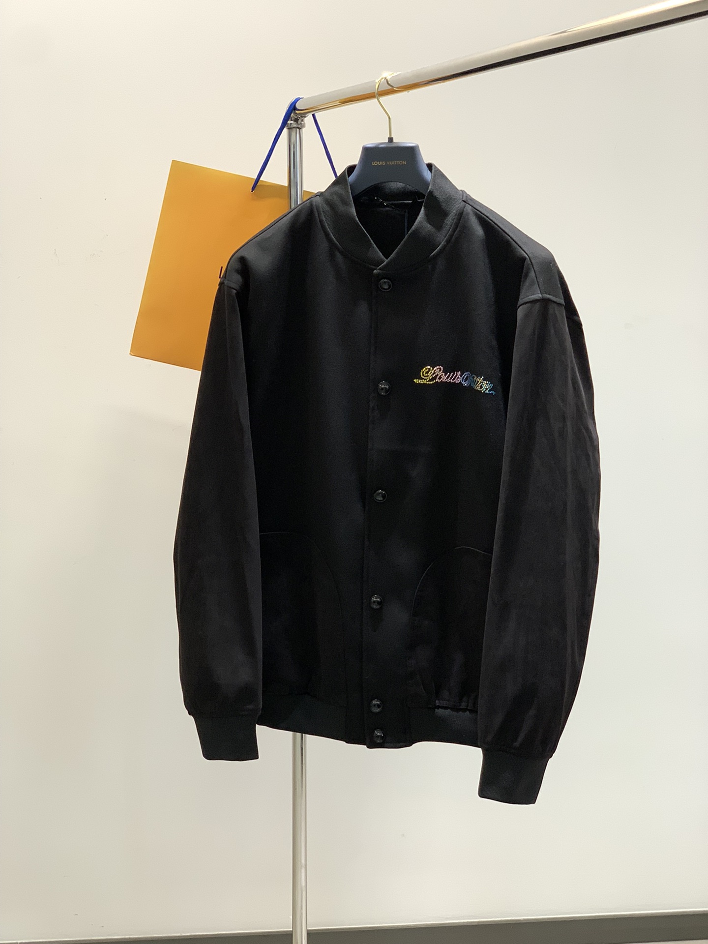 NO:154319,,LouisVuitton, the latest model for spring 2025, available at the counter at the same time, original singles, fashionable casual jackets, and very distinctive on the upper body!  Eye-catching and highlighted, imported original fabric, top-level diamond embroidery craft letter pattern decoration logo, original hardware and auxiliary decoration, simple but not lacking in fashion, classic and atmospheric, comfortable and breathable, handsome and stylish, code S-XL,, louis vuitton, louis vuitton, jackets & coats, alexander wang19860909,LouisVuitton 路易威登,2025春季最新款,专柜同步有售,原单狠货,时尚休闲外套,上身很有特点！吸睛而有亮点,进口原版面料,顶级贴钻刺绣工艺字母图案装饰Logo,原版五金辅料装饰,简单而不失时尚,经典大气,舒适透气,上身帅气有型,码数S-XL,,louis vuitton,louis vuitton,jackets & coats,alexander wang,Men's clothing