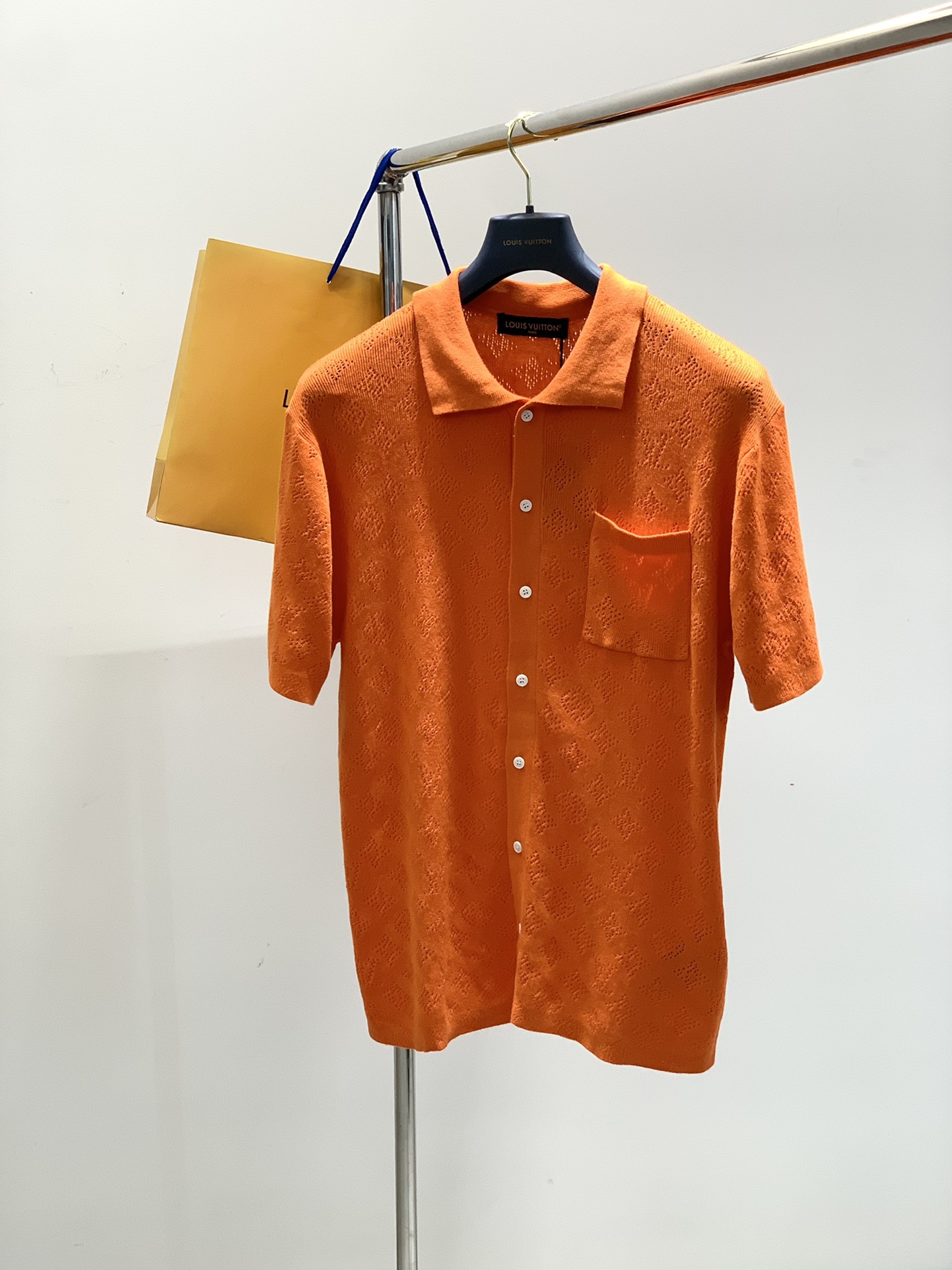 NO:154364,,LouisVuitton, the latest model for summer 2025, available at the counter at the same time, original single product, fashionable and casual knitted lapel cardigan short sleeves, very distinctive on the upper body!  Eye-catching and highlighted, imported original fabric, top-grade knitted craft letter pattern decorative logo, simple but not lacking in fashion, classic and atmospheric, comfortable and breathable, handsome and stylish on the upper body, S-XL,, louis vuitton, louis vuitton, T-shirt, alexander wang19860909,LouisVuitton 路易威登,2025夏季最新款,专柜同步有售,原单狠货,时尚休闲针织翻领开衫短袖,上身很有特点！吸睛而有亮点,进口原版面料,顶级针织工艺字母图案装饰Logo,简单而不失时尚,经典大气,舒适透气,上身帅气有型,码数S-XL,,louis vuitton,louis vuitton,T-shirt,alexander wang,Men's clothing