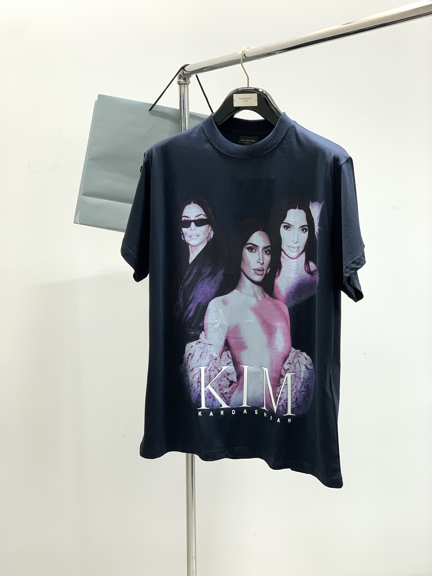 NO:154360,,Balenciaga Balenciaga, the latest summer model in 2025, special counters are available at the same time, original singles, hot fashion casual round neck short-sleeved T-shirt, imported original fabric, unique design, top-grade printing craft letter pattern decoration logo, simple and fashionable, handsome upper body, complete three standards, S-L, balenciaga, balenciaga, T-shirt, tees, t-shirt, alexander wang19860909,Balenciaga 巴黎世家,2025夏季最新款,专柜同步有售,原单狠货,爆款时尚休闲圆领短袖T恤,进口原版面料,独特设计,顶级印花工艺字母图案装饰logo,简约时尚 ,上身帅气,三标齐全,码数S-L,,balenciaga,balenciaga,T-shirt,tees，t-shirt,alexander wang,Men's clothing