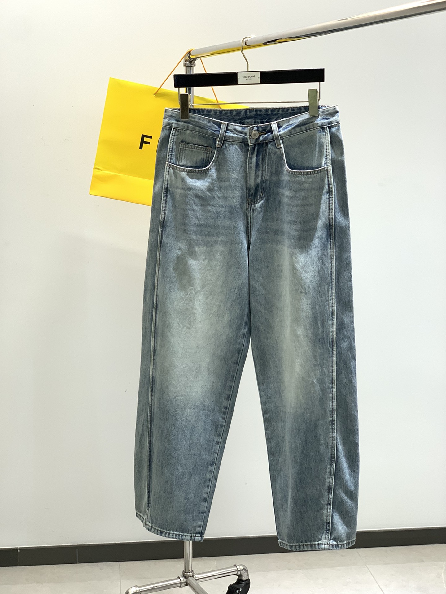 NO:154357,,Fendi Fendi, the latest products for spring 2025, available at the counter at the same time, original singles, washable casual jeans, imported original washing elastic fabric, comfortable and elastic, top-grade printing craft letter pattern logo, original hardware and auxiliary decoration, unique design, super positive style, extremely high grade, handsome and stylish upper body, 29-38, no 35,37,,fendi,fendi, jeans, alexander wang19860909,Fendi 芬迪,2025春季最新品,专柜同步有售,原单狠货,水洗休闲牛仔裤,进口原版水洗弹力面料,舒适有弹性,顶级印花工艺字母图案logo,原版五金辅料装饰,独特设计,版型超正,档次极高,上身帅气有型,码数29-38,无35,37,,fendi,fendi,jeans,alexander wang,Men's clothing