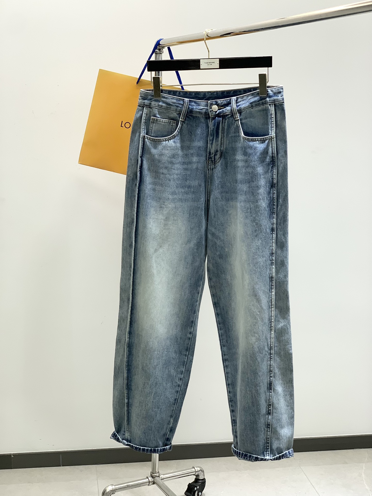 NO:154321,,Louis Vuitton, new spring 2025, special counters are available at the same time, original single product, washable casual jeans, imported original washing elastic fabric, comfortable and elastic, top-level printing craft letter pattern logo, original hardware and auxiliary decoration, unique design, comfortable and breathable, top-fitting body is very handsome, digits 29-38, no 35,37,,louis vuitton,louis vuitton,jeans,alexander wang19860909,LouisVuitton 路易威登,2025春季新款,专柜同步有售,原单狠货,水洗休闲牛仔裤,进口原版水洗弹力面料,舒适有弹性,顶级印花工艺字母图案logo,原版五金辅料装饰,独特设计,舒适透气,上身帅气十足,码数29-38,无35,37,,louis vuitton,louis vuitton,jeans,alexander wang,Men's clothing