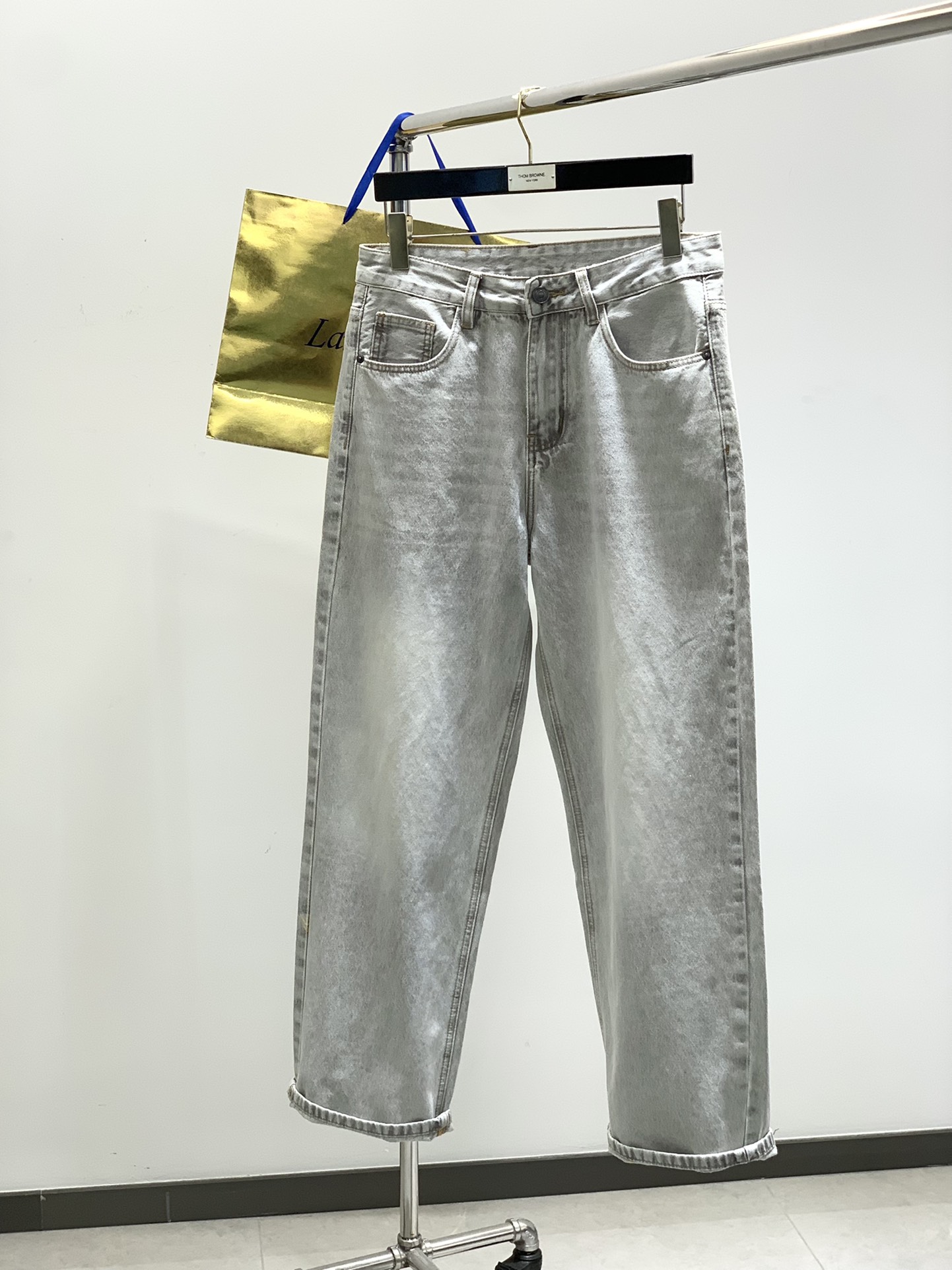 NO:154307,,GIVENCHY Givenchy, the latest products for spring 2025, the counter is available at the same time, original singles, wash casual jeans, imported original washing elastic fabric, comfortable and elastic, top-level printing craft letter pattern logo, original hardware and auxiliary decoration, super positive style, extremely high grade, full of vitality, counter quality, top body is so handsome, number 29-38, no 35,37, given, given, given, jeans, alexander wang19860909,GIVENCHY 纪梵希,2025春季最新品,专柜同步有售,原单狠货,水洗休闲牛仔裤,进口原版水洗弹力面料,舒适有弹性,顶级印花工艺字母图案logo,原版五金辅料装饰,版型超正,档次极高,活力十足,专柜品质,上身帅到爆,码数29-38,无35,37,,givenchy,givenchy,jeans,alexander wang,Men's clothing