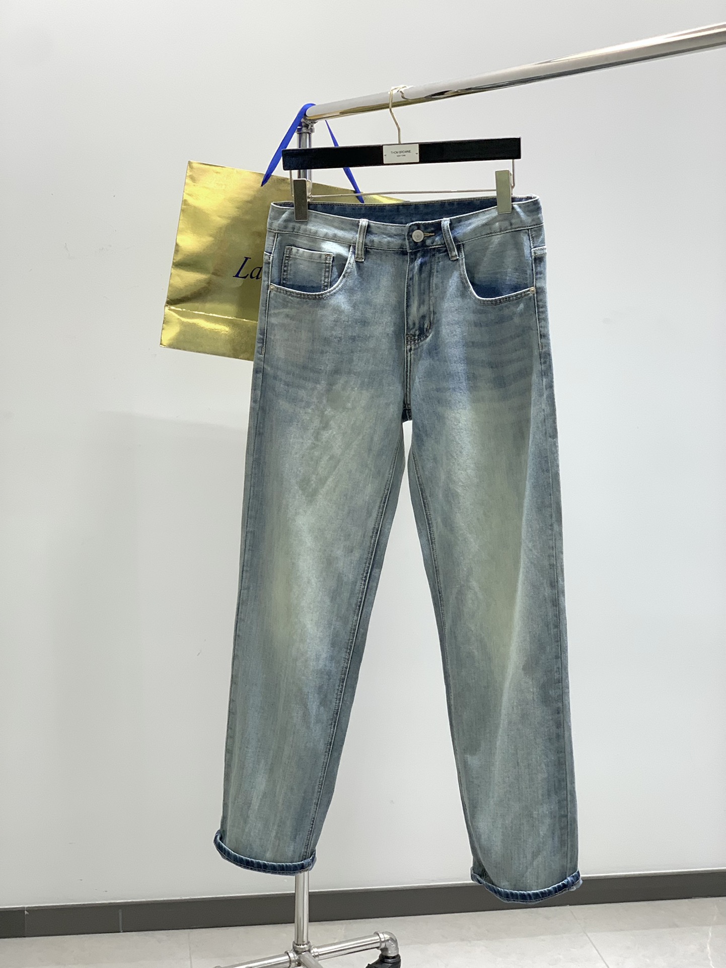 NO:154343,,polo, 2025 spring new product, available at the same time for counters, simple and fashionable casual washing jeans, original imported fabric, comfortable and breathable, top-level printing craft letter pattern decoration logo, original hardware and auxiliary decoration, extremely high-end, unique design, fashionable and handsome on the upper body!  Number of codes 29-38, no 35,37, jeans, alexander wang19860909,polo, 2025春季新品,专柜同步有售,简约时尚休闲水洗牛仔裤,原版进口面料,舒适透气,顶级印花工艺字母图案装饰logo,原版五金辅料装饰,档次极高,独特设计,上身时尚帅气！码数29-38,无35,37,,jeans,alexander wang,Men's clothing