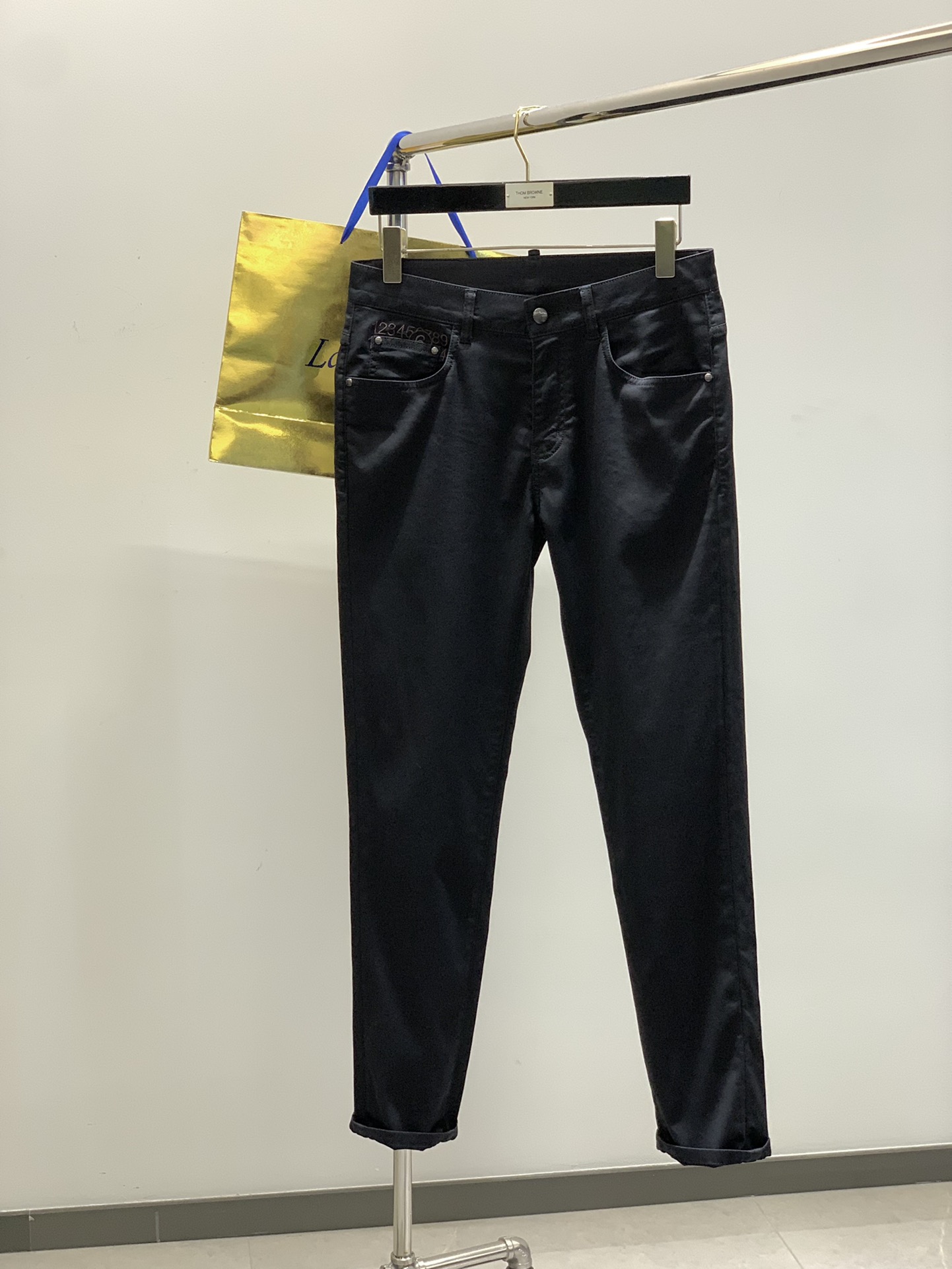 NO:154351,,Maison Margiela, the latest product in spring 2025, available at the counter at the same time, original single product, fashionable casual jeans, comfortable upper body!  It is eye-catching and has highlights. It uses imported original fabrics, top-grade embroidery craft letter pattern logo, original hardware and auxiliary materials decoration, simple but not lacking in fashion, and is very handsome on the upper body!  Number of codes 29-38, no 35,37,,masion margiela,jeans,alexander wang19860909,Maison Margiela马吉拉,2025春季最新品,专柜同步有售,原单狠货,时尚休闲牛仔裤,上身舒适！吸睛而有亮点,采用进口原版面料,顶级刺绣工艺字母图案logo,原版五金辅料装饰,简单而不失时尚,上身帅气十足！码数29-38,无35,37,,masion margiela,jeans,alexander wang,Men's clothing