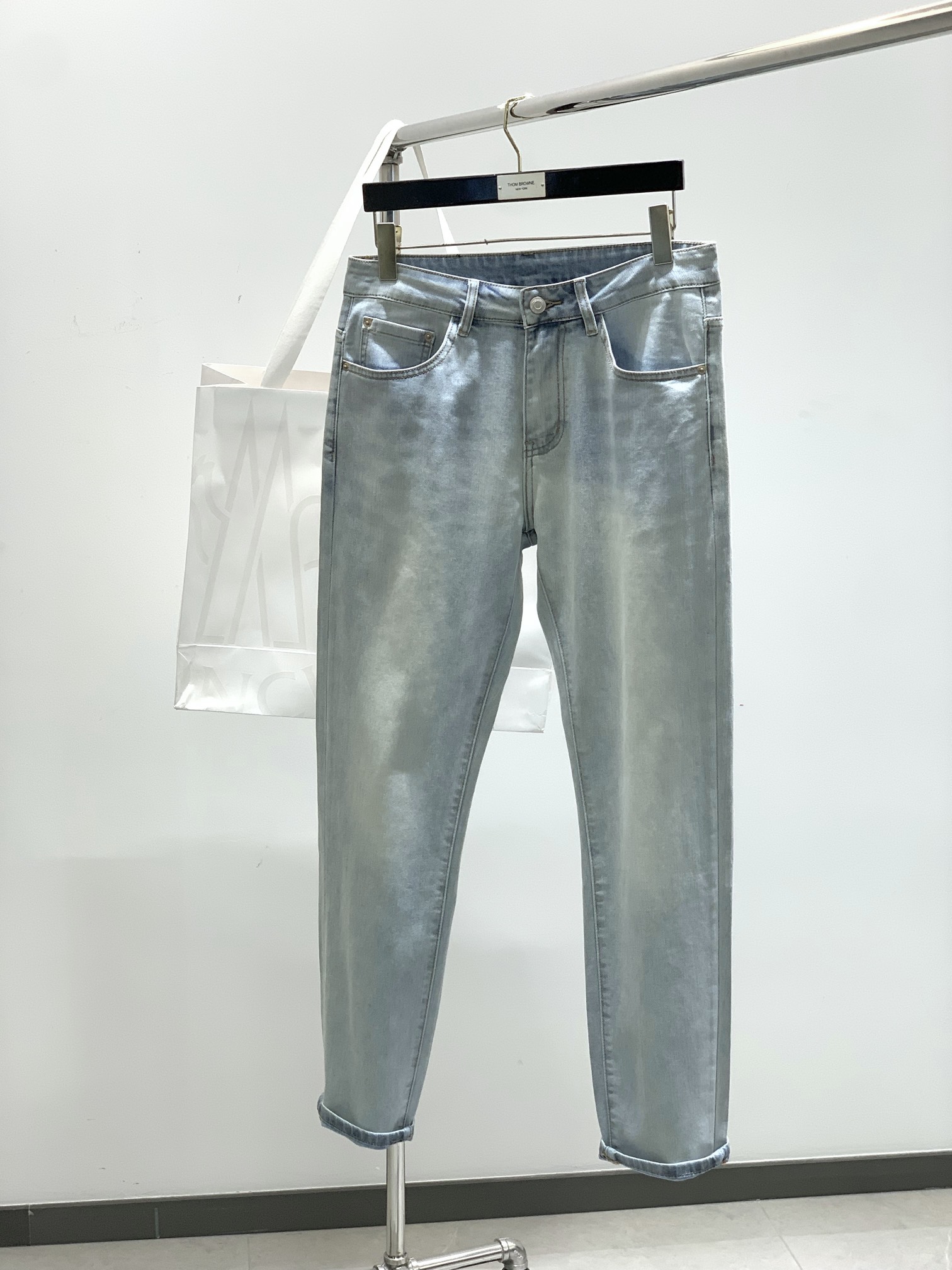 NO:154344,,Moncler hood, the latest products for spring 2025, the counter is available at the same time, original singles, fashionable and casual washing jeans, imported original washing fabric, top-grade printing process letter pattern logo, original hardware and auxiliary decoration, simple but not lacking fashion, fashionable and handsome upper body, 29-38, no 35,37,,christian louboutin,Moncler,jeans,alexander wang19860909,Moncler 蒙口,2025春季最新品,专柜同步有售,原单狠货,时尚休闲水洗牛仔裤,采用进口原版水洗面料,顶级印胶工艺字母图案logo,原版五金辅料装饰,简单而不失时尚,上身时尚帅气,码数29-38,无35,37,,christian louboutin,Moncler,jeans,alexander wang,Men's clothing