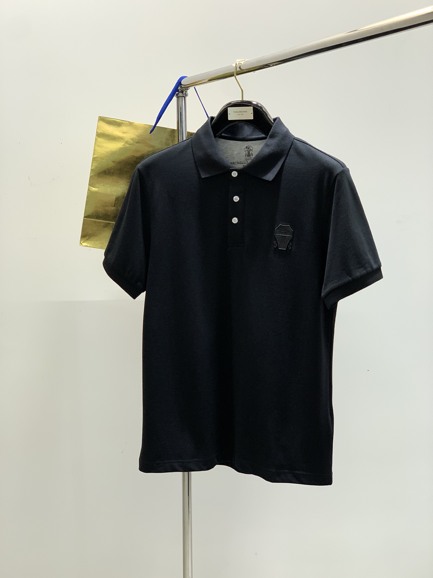 NO:154311,, Italian God Lion, Fashion Brand, 2025 summer new product, fashionable and casual lapel short-sleeved T-shirt, special counters are available at the same time, original single product, imported original fabric, unique design, elegant and high-end color matching, remarkable details in the interior, top-level embroidery craft pattern logo, extremely high grade, comfortable and breathable, handsome upper body, 3 colors recommendation, code number M-3XL,, T-shirt,tees, t-shirt, alexander wang19860909,意大利神狮,时尚品牌,2025夏季新品,时尚休闲翻领短袖T恤,专柜同步有售,原单狠货,采用进口原版面料,独特设计,配色高雅高级,内里细节可圈可点,顶级刺绣工艺图案logo,档次极高,舒适透气,上身帅气,3色推荐,码数M-3XL,,T-shirt,tees，t-shirt,alexander wang,Men's clothing