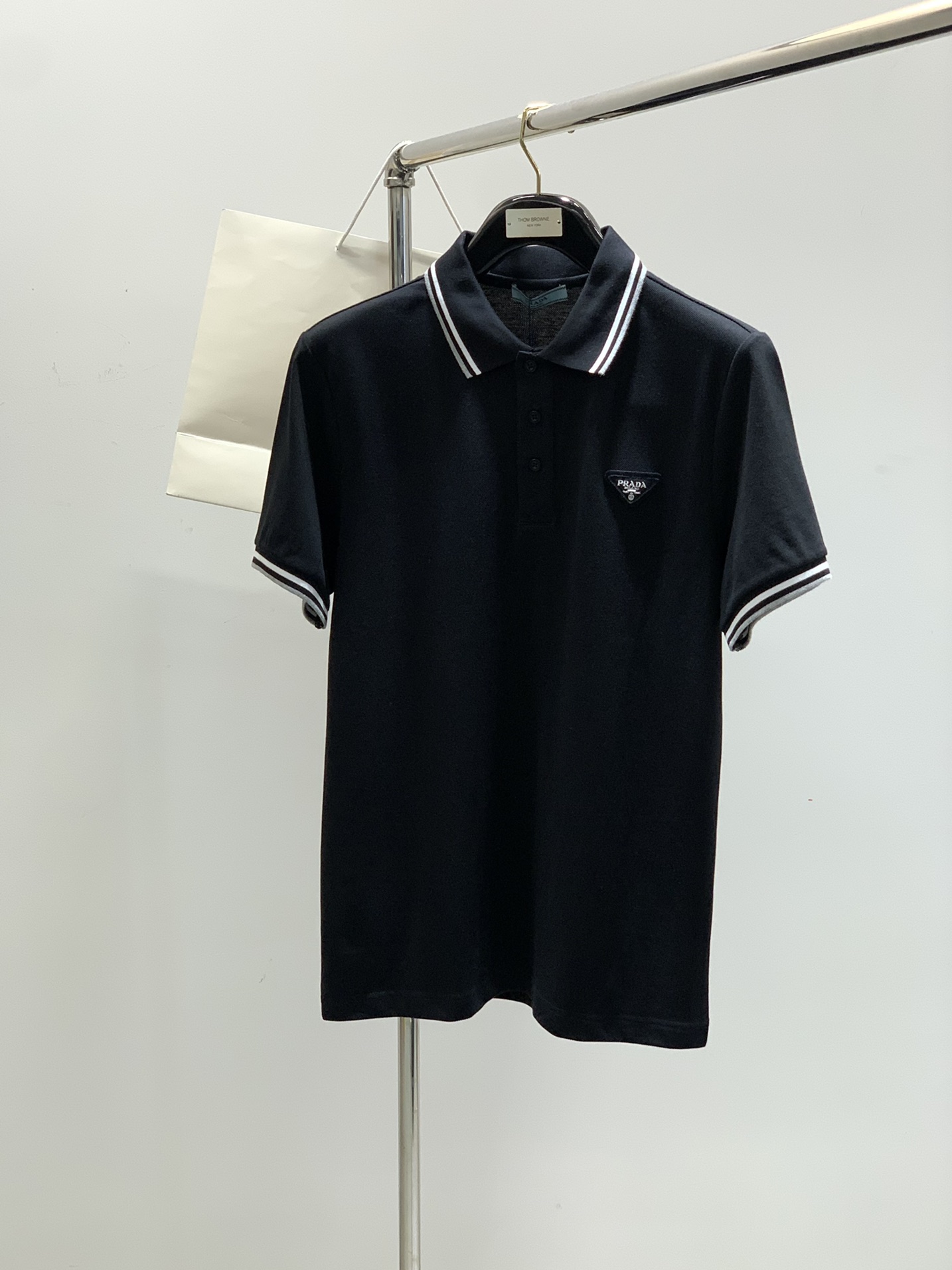 NO:154317,,PRADA Prada, the latest summer products in 2025, available at the counter at the same time, fashionable and casual lapel short-sleeved T-shirts, imported original fabrics, extremely complex workmanship, the only channel that can be used as a purchasing agent level, top-level embroidery craft letter pattern logo, extremely high grade, comfortable and versatile, handsome and stylish upper body, 3 colors recommendation, code number M-3XL,,prada,prada,T-shirt,tees,t-shirt,alexander wang19860909,PRADA 普拉达,2025夏季最新品,专柜同步有售,时尚休闲翻领短袖T恤,进口原版面料,做工极为复杂,唯一可以做代购级别的渠道狠货,顶级刺绣工艺字母图案logo,档次极高,舒适百搭,上身帅气有型,3色推荐,码数M-3XL,,prada,prada,T-shirt,tees，t-shirt,alexander wang,Men's clothing