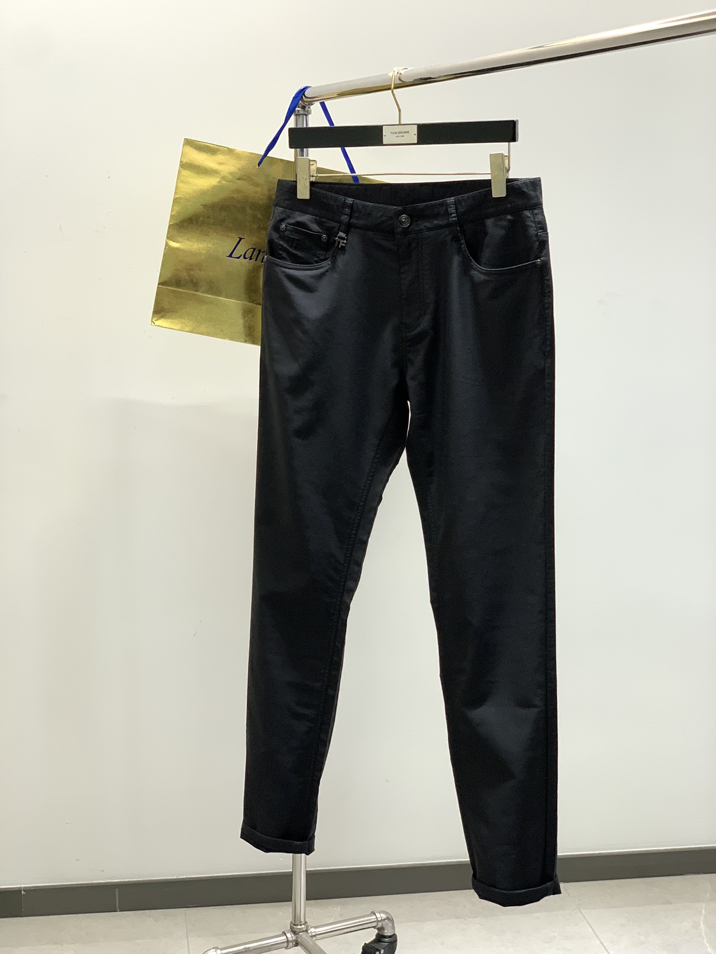 NO:154349,Black color, gray, navy blue, double temperament Jeria pure business style trousers... Imported fabric casual trousers, brand logo design behind it, comfortable upper body... absolutely sufficient tone. Size 30-40 without 37 39,,alexander wang19860909颜色黑色,灰色,藏青 ,气质翻倍 杰力亚 纯正商务风格的西裤.....进口面料 休闲西裤,背后品牌标志设计,上身舒适..腔调绝对足.尺码30-40无37 39,,alexander wang,Men's clothing