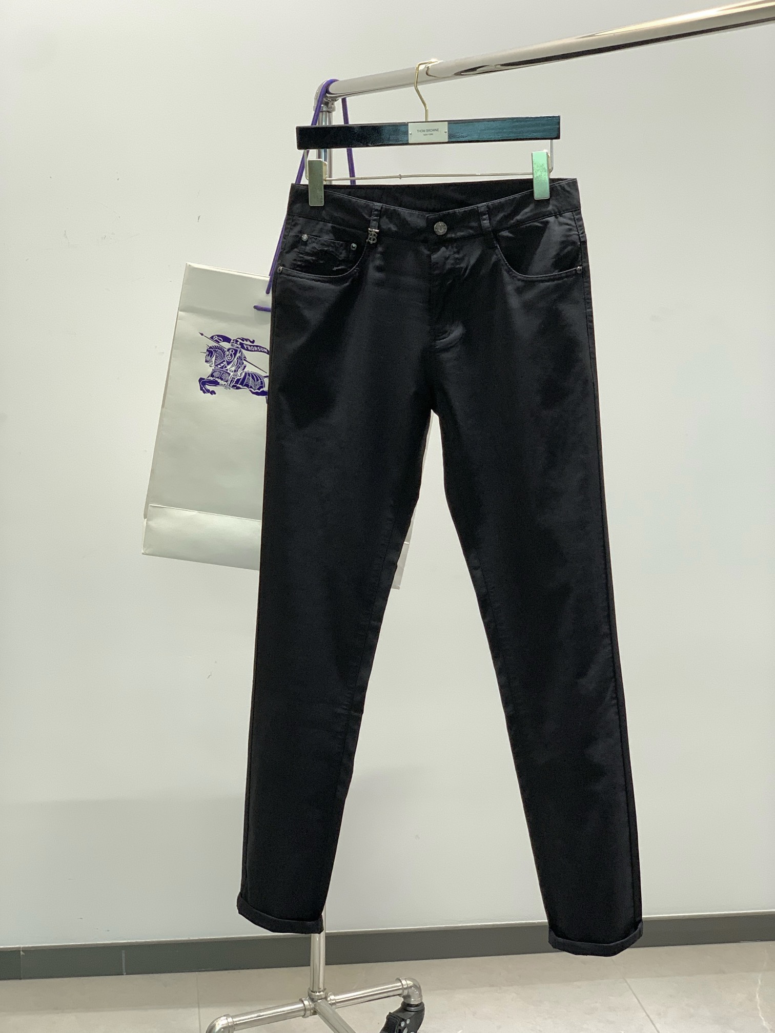 NO:154324,Black color, navy blue, double temperament BBR pure business style trousers... Imported fabric casual trousers, brand logo design behind it, comfortable upper body... absolutely sufficient tone. Size 30-40 without 37 39,,alexander wang19860909颜色黑色,藏青 ,气质翻倍 BBR纯正商务风格的西裤.....进口面料 休闲西裤,背后品牌标志设计,上身舒适..腔调绝对足.尺码30-40无37 39,,alexander wang,Men's clothing