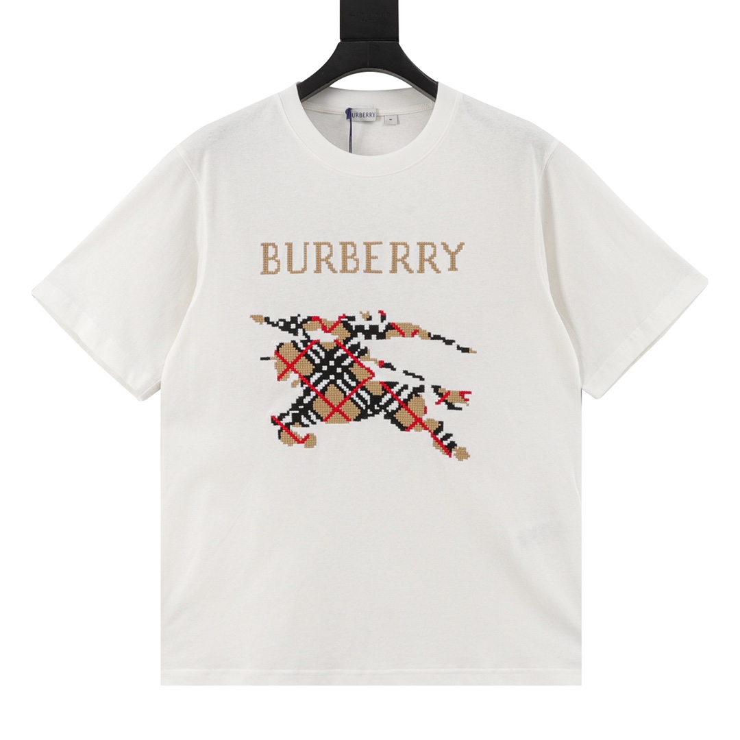 Las mangas cortas con cuello redondo y caballo de guerra a cuadros de Burberry */Burberry están hechas de tejido liso d…