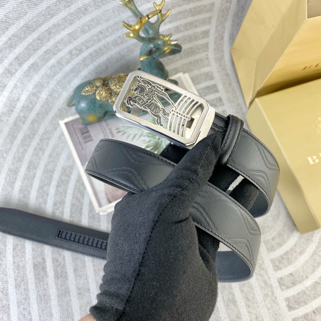 巴宝莉💕 特种皮腰带自动带系列 ，原厂五金精品不锈钢扣，手感柔软舒适 宽3.5CM。