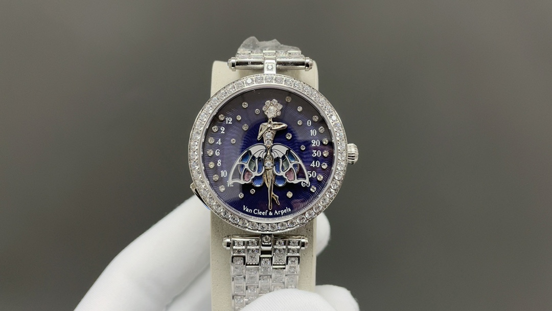 【高端精品】梵克雅宝全新升级！！！！！
诗意复杂功能系列—舞动的天使，珐琅工艺裙䙓，圈口镶嵌47粒施华洛世奇，字面天使“纯银”打造！
耗时两年研发同步功能石英机芯，精准可靠！功能介绍：左边为时针 右边为分针
1:左边按钮按一下 天使的翅膀显示当前时间
2:右边按钮按一下 天使的翅膀会飞动
3:左边按钮长按三秒调节时针 右边按钮长按三秒调节分针