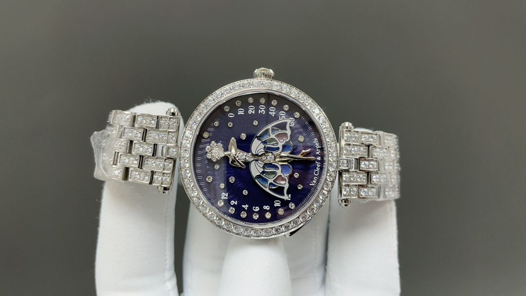 【高端精品】梵克雅宝全新升级！！！！！
诗意复杂功能系列—舞动的天使，珐琅工艺裙䙓，圈口镶嵌47粒施华洛世奇，字面天使“纯银”打造！
耗时两年研发同步功能石英机芯，精准可靠！功能介绍：左边为时针 右边为分针
1:左边按钮按一下 天使的翅膀显示当前时间
2:右边按钮按一下 天使的翅膀会飞动
3:左边按钮长按三秒调节时针 右边按钮长按三秒调节分针