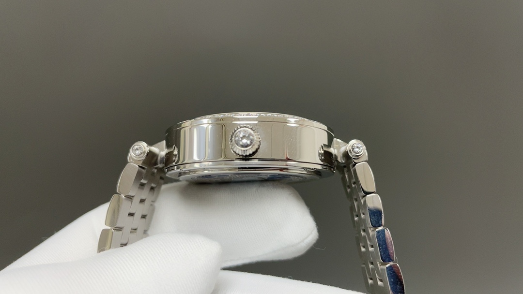 Van Cleef Lady Férie: Symbol of Joy and Elegance Through Time - 图片 5