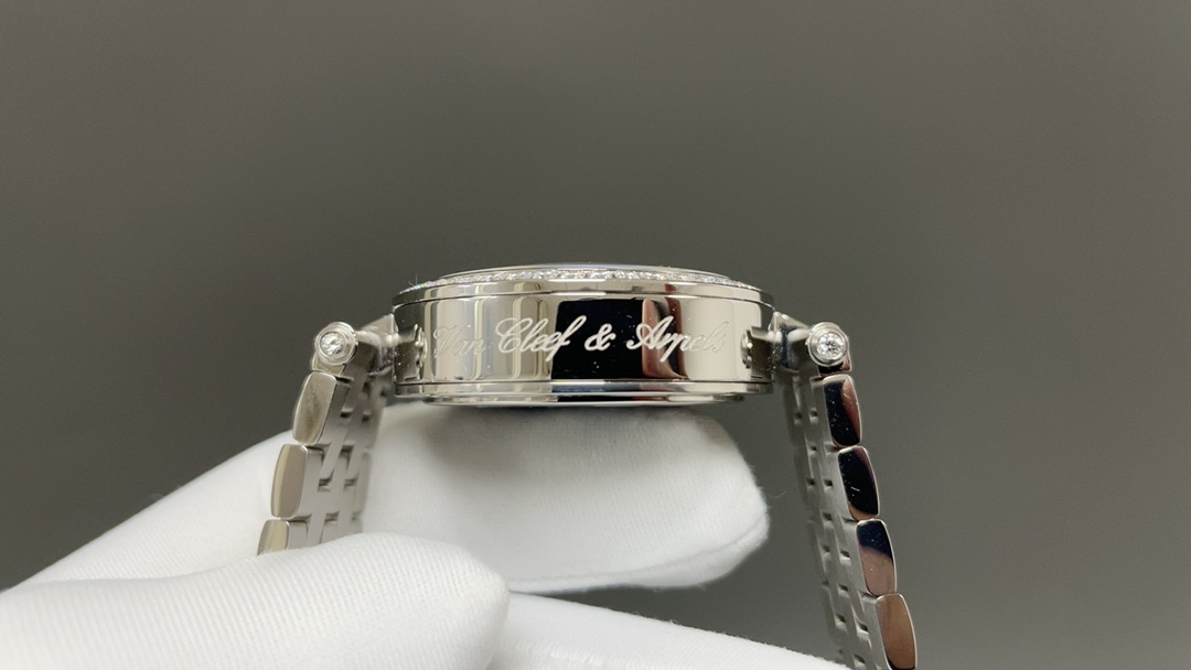 Van Cleef Lady Férie: Symbol of Joy and Elegance Through Time - 图片 6