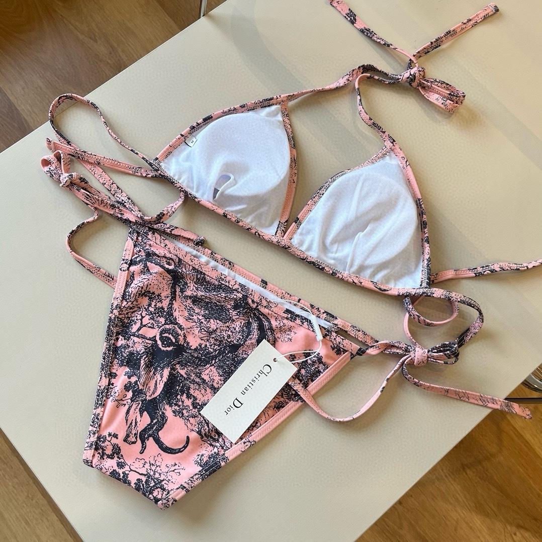 。 三件套
Dior迪奥 经典比基尼👙❤️😍🥰适合多种场景的游泳衣🏊‍♀️海边 游泳池 温泉 水上乐园 