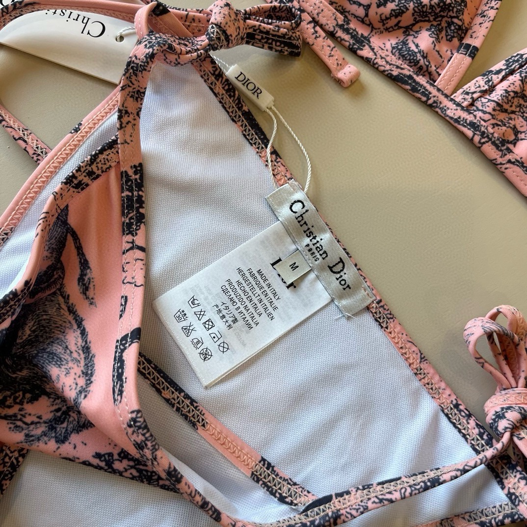 。 三件套
Dior迪奥 经典比基尼👙❤️😍🥰适合多种场景的游泳衣🏊‍♀️海边 游泳池 温泉 水上乐园 