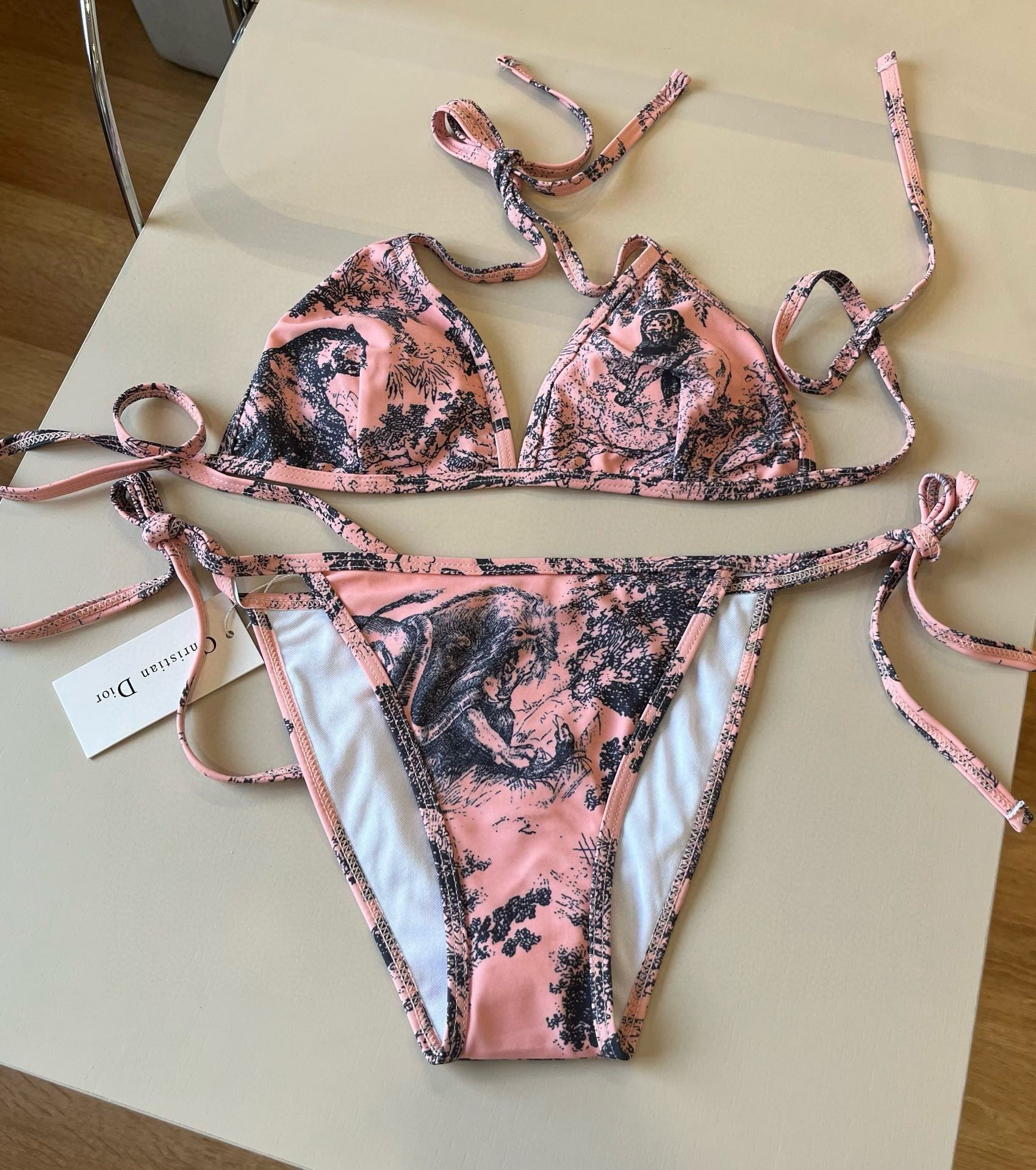 。 三件套
Dior迪奥 经典比基尼👙❤️😍🥰适合多种场景的游泳衣🏊‍♀️海边 游泳池 温泉 水上乐园 