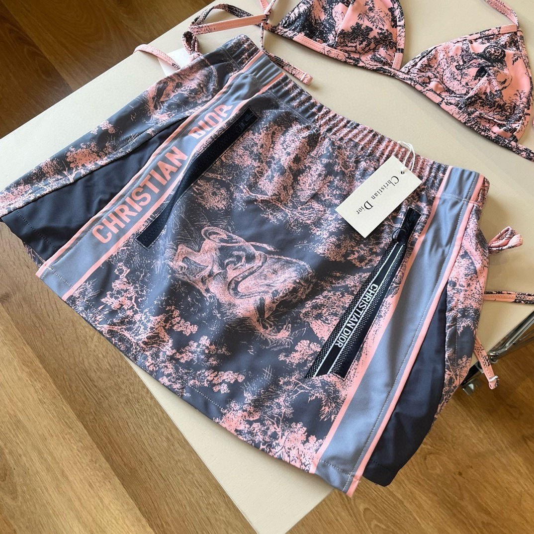 。 三件套
Dior迪奥 经典比基尼👙❤️😍🥰适合多种场景的游泳衣🏊‍♀️海边 游泳池 温泉 水上乐园 