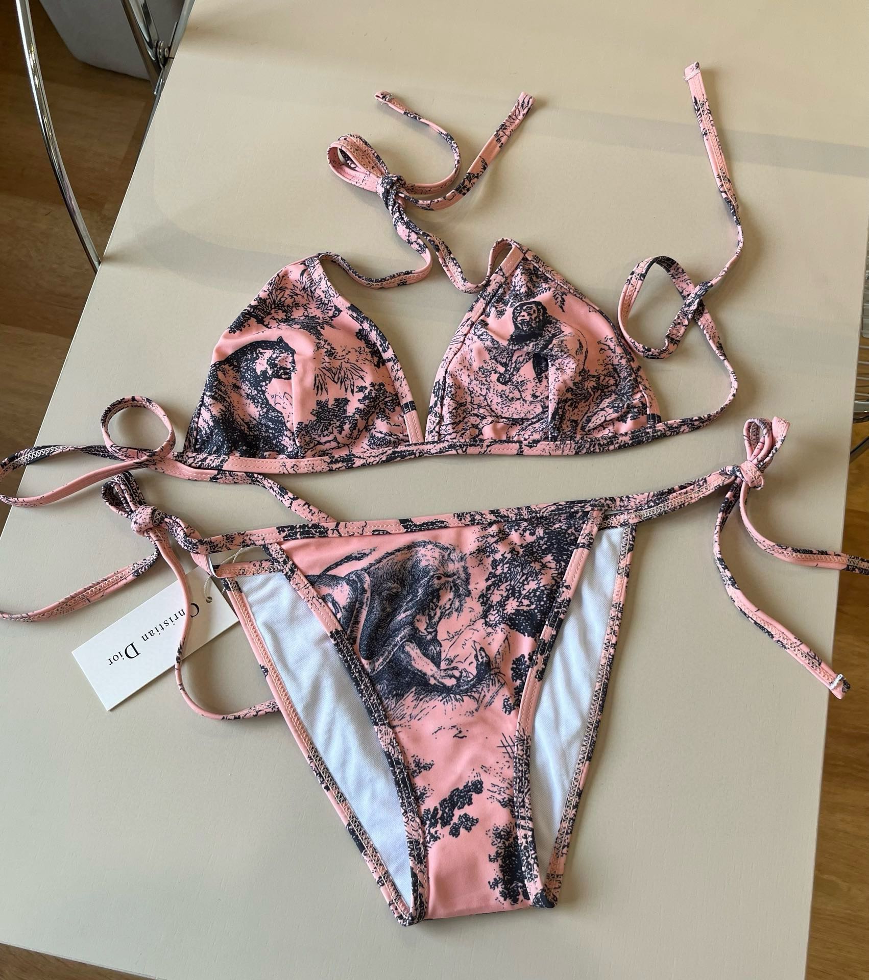 。 三件套
Dior迪奥 经典比基尼👙❤️😍🥰适合多种场景的游泳衣🏊‍♀️海边 游泳池 温泉 水上乐园 