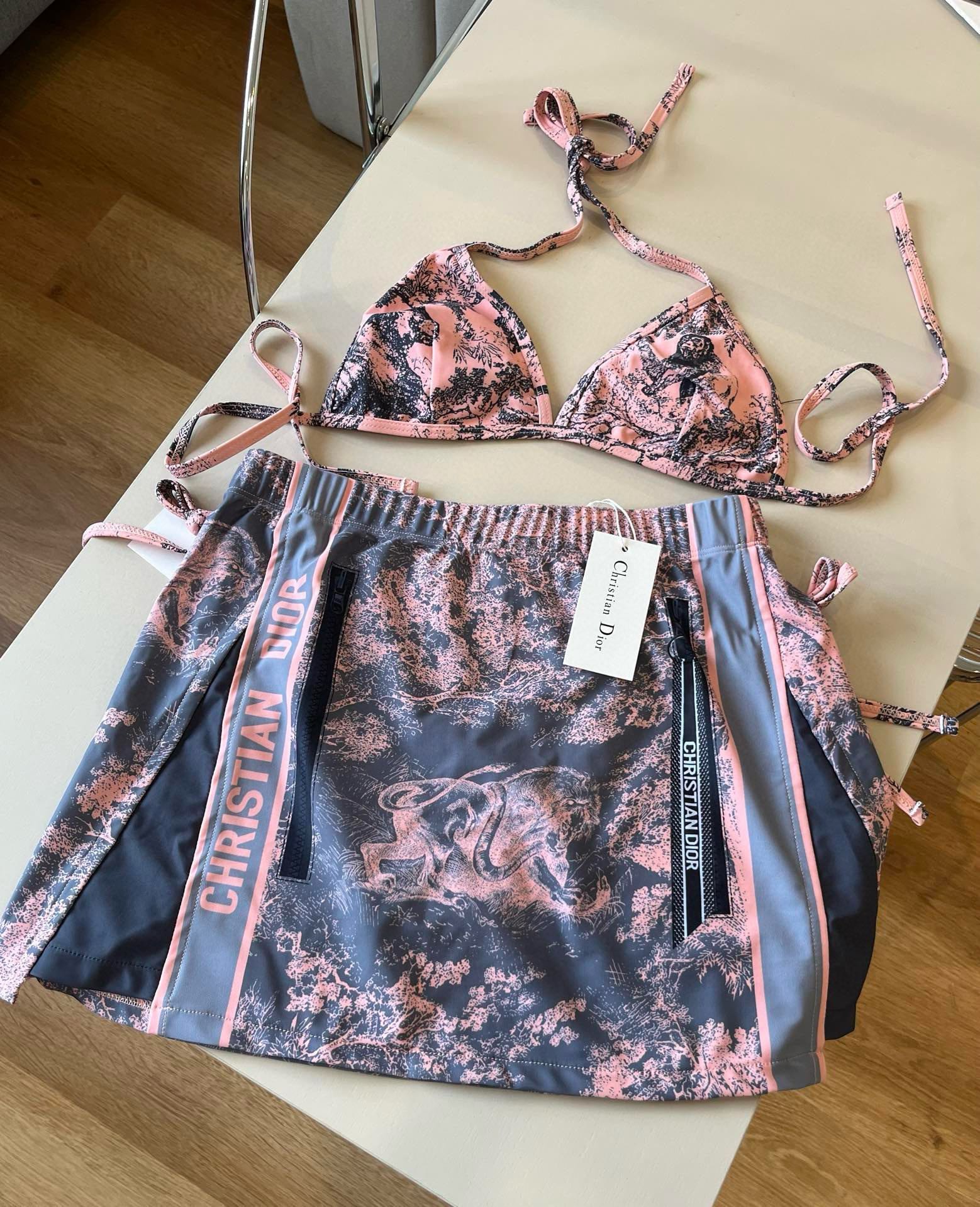 。 三件套
Dior迪奥 经典比基尼👙❤️😍🥰适合多种场景的游泳衣🏊‍♀️海边 游泳池 温泉 水上乐园 