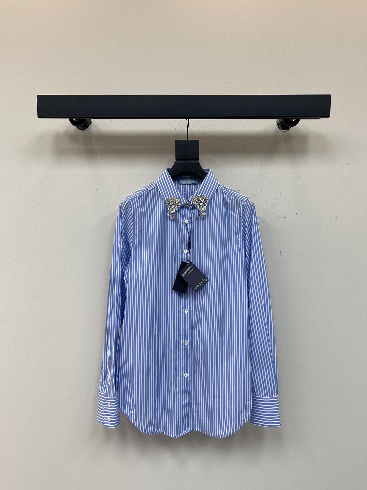 NO:474049,Prad*25 new blue and white striped long-sleeved shirt. The lapel is made of heavy industry draped crystal diamond embellishment exquisite and beautiful. It is simple and not monotonous. It has a little design and looks very beautiful and high-end. The upper body is slightly loose and comfortable. It is fashionable and generous. Elegant and noble fabric. The custom fabric is super good. Three-dimensional and stylish. Comfortable and breathable shirts have always been versatile. It shows too temperament. It is not allowed to match it easily in any occasion!  SML, prada,shirts,alexander wang19860909Prad*25新款蓝白条纹长袖衬衫 翻领采用重工垂坠水晶钻点缀精致绝美 简约且不单调 带点设计感上身非常好看高级,版型微宽松舒适 时尚大方 优雅高贵面料棉定制面料质感超好 立体有型 舒适透气衬衫向来都是百搭款 太显气质了 不允许你们错过的一款不管什么场合都轻松搭配！SML,,prada,shirts,alexander wang,Women's clothing