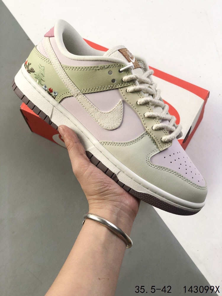 Nike SB Dunk Low Retro Skateboarding Shoes with Zoom Air Cushioning