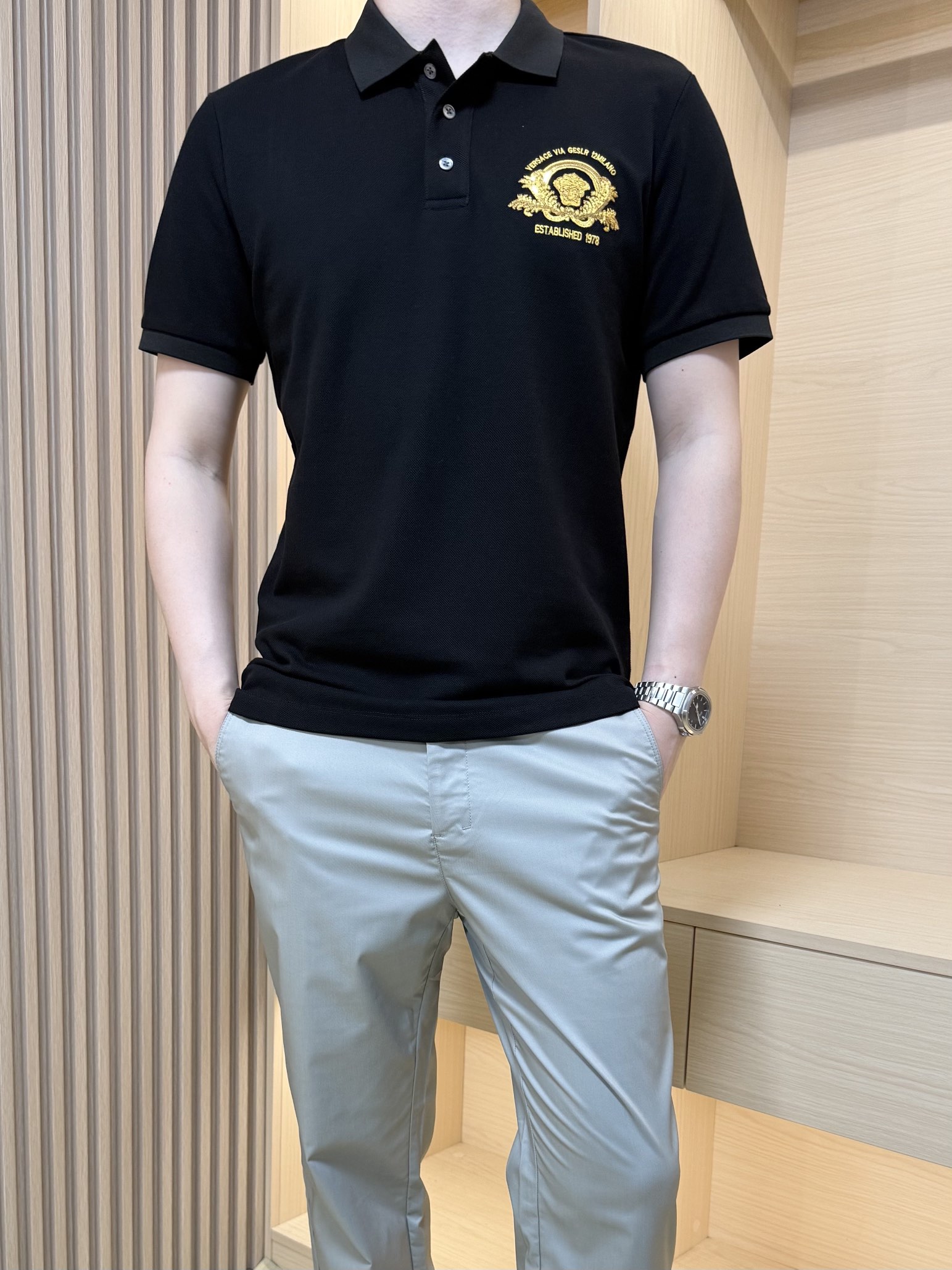 NO:153680,Versace-2025 latest hot polo, hot-selling items in Europe and the United States!  Selected Italian imported fine cotton design, the brand logo embroidery on the chest is elegant and fashionable, and the upper body effect needs no more. The number of codes is 48-56 (model 180/140 wears 50, with Hong Kong Lane Crawford gift box packaging), versace, alexander wang19860909范思哲-2025最新爆款polo出货 欧美热销单品！精选意大利进口精棉设计,胸前的品牌logo刺绣雅致不失时尚 上身效果不用多说.码数48-56（模特180/140穿50,配香港连卡佛礼盒包装）,,versace,alexander wang,Men's clothing