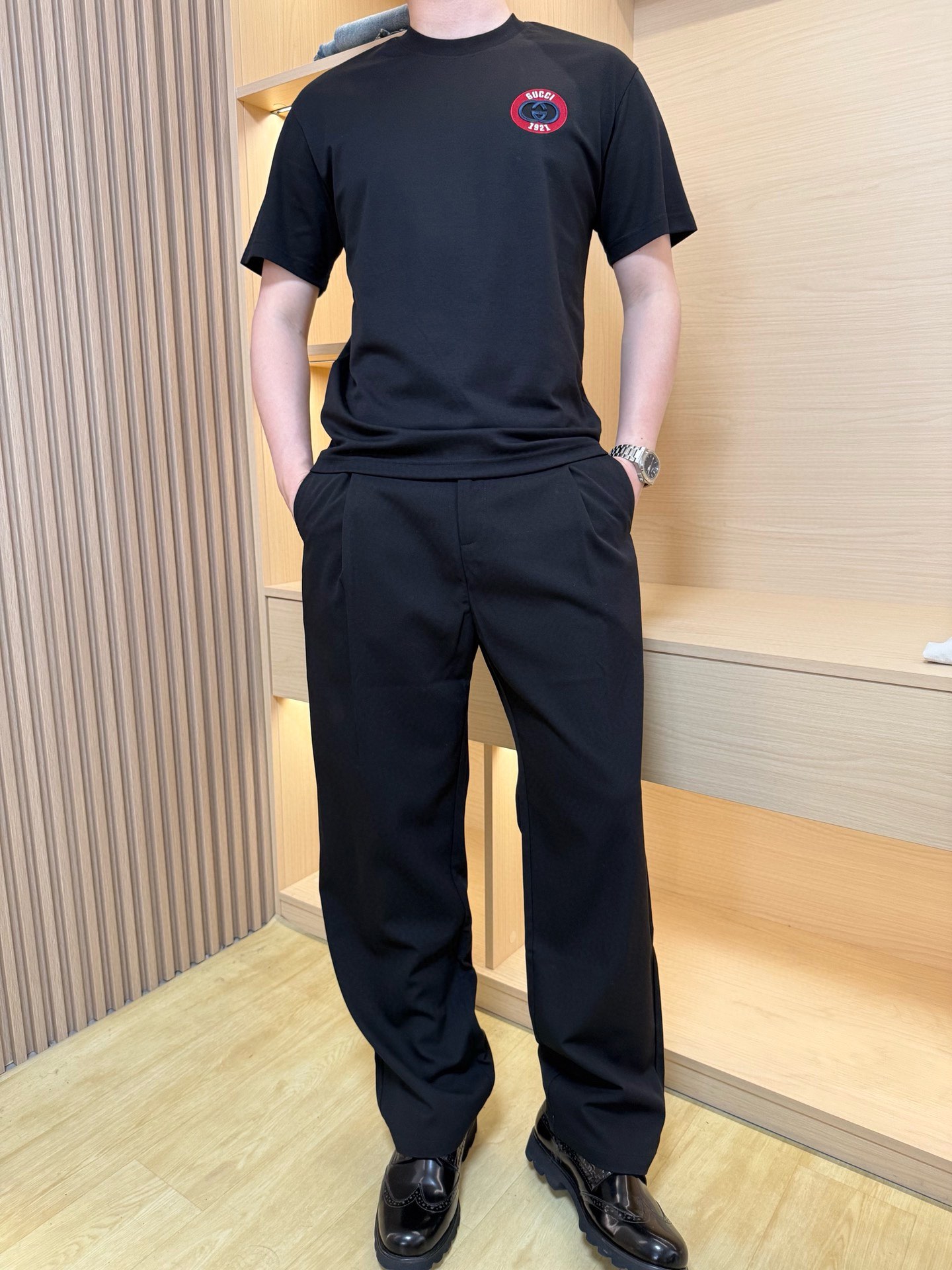 NO:153686,Guqi-2025 latest round neck T-shirt shipment, hot-selling items in European and American counters!  Selected high-density cotton fabric imported from Italy, the brand logo on the chest is matched with the latest design, showing fashion, the base and outerwear are quite good looking. The number of codes is 48-56 (model 180/140 wears 50, with Hong Kong Lane Crawford gift box packaging), tees, t-shirt, alexander wang19860909古琦-2025最新圆领T恤出货 欧美专柜热销单品！精选意大利进口高密精棉面料,胸口的品牌标志搭配最新的设计,彰显时尚 打底和外穿都相当好看.码数48-56（模特180/140穿50,配香港连卡佛礼盒包装）,,tees，t-shirt,alexander wang,Men's clothing