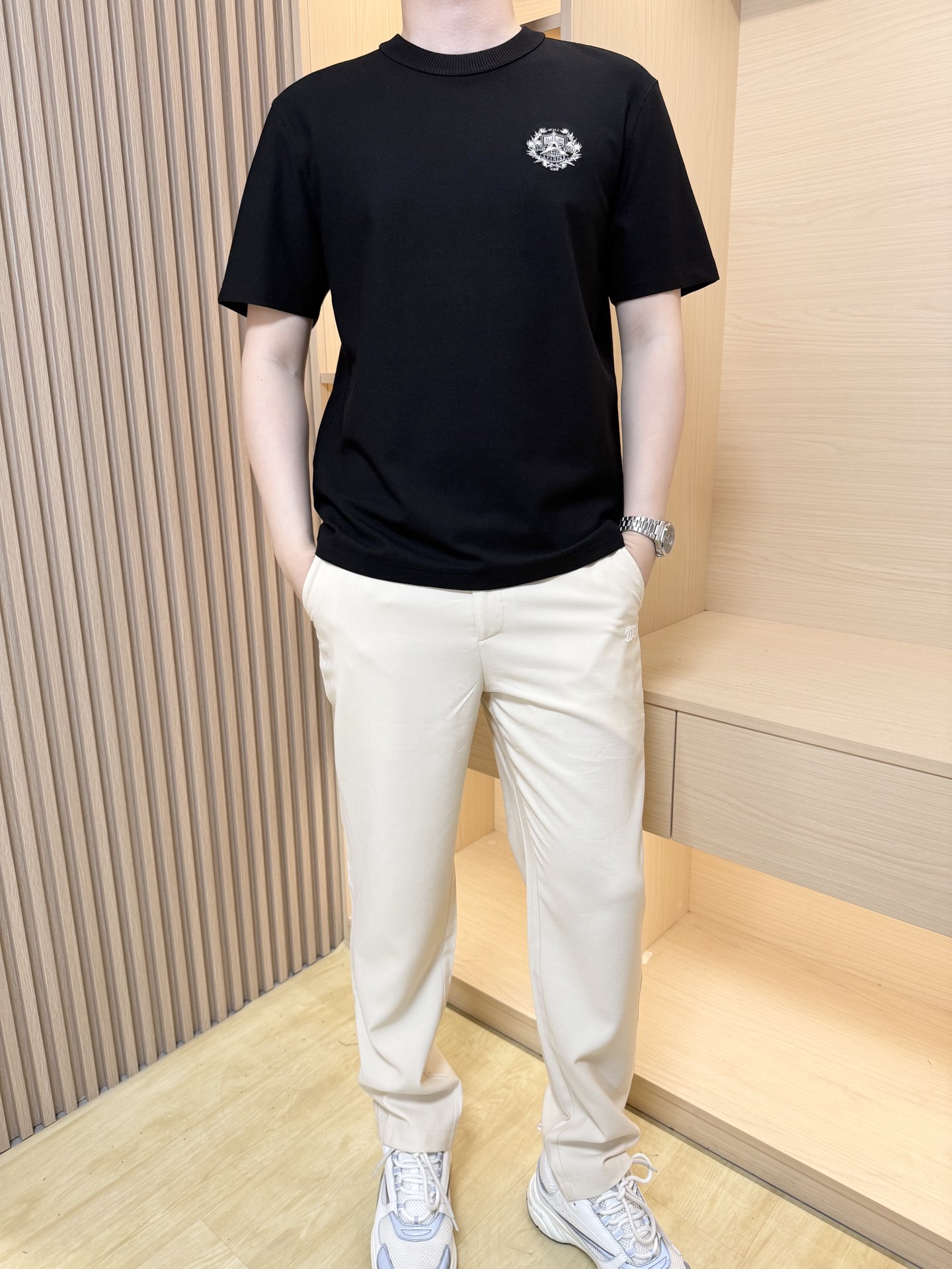 NO:153692,Guqi-2025 counter latest hot T-shirt shipment, hot-selling items in European and American counters!  Selected Italian imported fine cotton fabrics with the latest designs, the unique brand logo on the chest highlights the fashion, and the upper body effect can be seen. The number of codes is 48-56 (model 180/140 wears 50, with Hong Kong Lane Crawford gift box packaging), tees, t-shirt, alexander wang19860909古琦-2025专柜最新爆款T恤出货 欧美专柜热销单品！精选意大利进口精棉面料搭配最新的设计,胸前的独特品牌logo彰显时尚 上身效果看得见.码数48-56（模特180/140穿50,配香港连卡佛礼盒包装）,,tees，t-shirt,alexander wang,Men's clothing