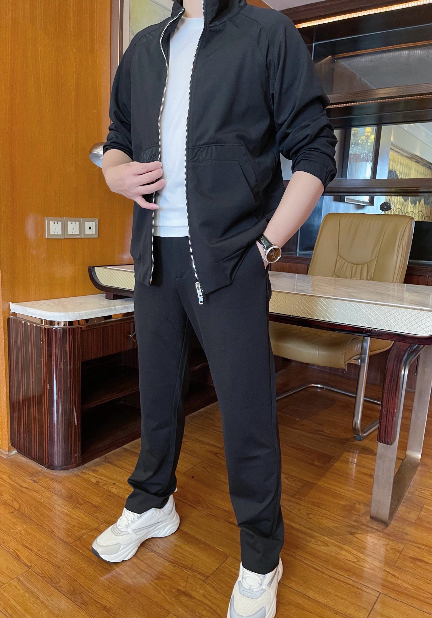 NO:153671,Jenia - the latest counter set is shipped, and European and American counters are on sale simultaneously!  Selected Italian imported Tianshi cotton fabric with simple and elegant design, and the same color webbing on the chest and shoulders show the charm. You are definitely worthy of it. Size 48-56 (model 173/130 wears 48 sizes, with Hong Kong Lane Crawford gift box packaging), zegna, alexander wang19860909杰尼亚-专柜最新款套装出货 欧美专柜同步发售！精选意大利进口天丝棉面料搭配简约大方的设计,胸前肩膀处同色织带彰显韵味 您绝对值得拥有.尺码48-56（模特173/130穿48码,配香港连卡佛礼盒包装）,,zegna,alexander wang,Men's clothing