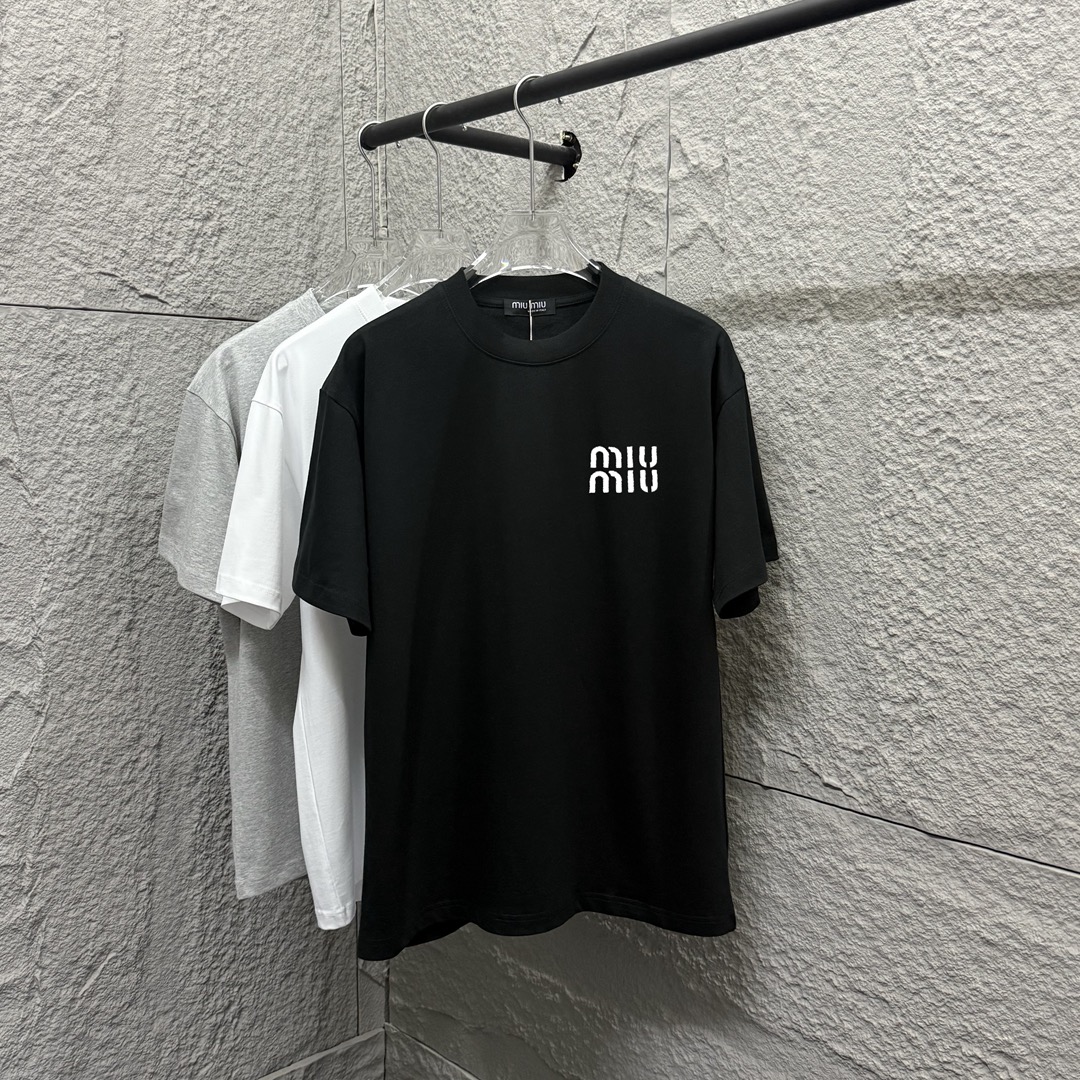 Miu Miu*Nueva temporada primavera-verano 2025 Clásico y sencillo bordado de letras Camiseta de manga corta Personalizad…