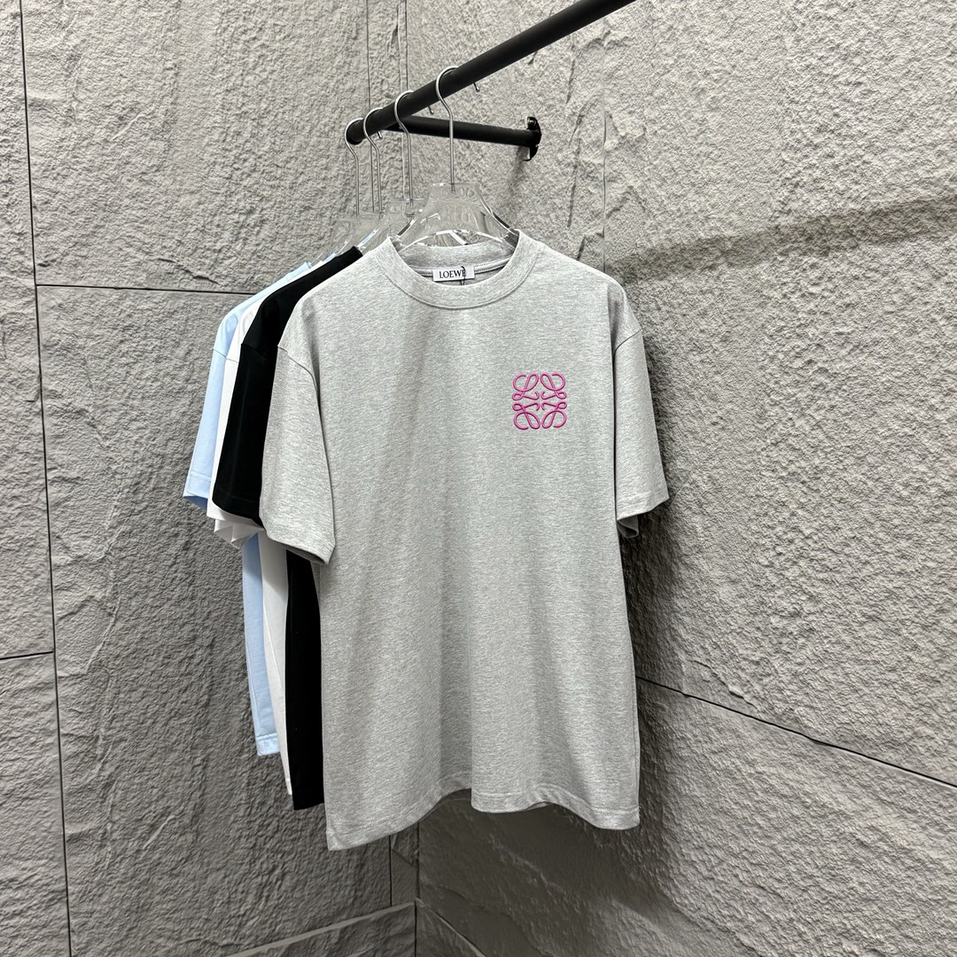 🅿️90 Loe*罗意* 2025春夏款 经典简约凹凸粉色图腾刺绣个性logo 定制双纱平纹纯棉面料 短袖T恤 男女同款 颜色：黑色 白色 花灰色 安哥拉红 尺码： S （90-130斤） M （120-150斤） L （140-165…