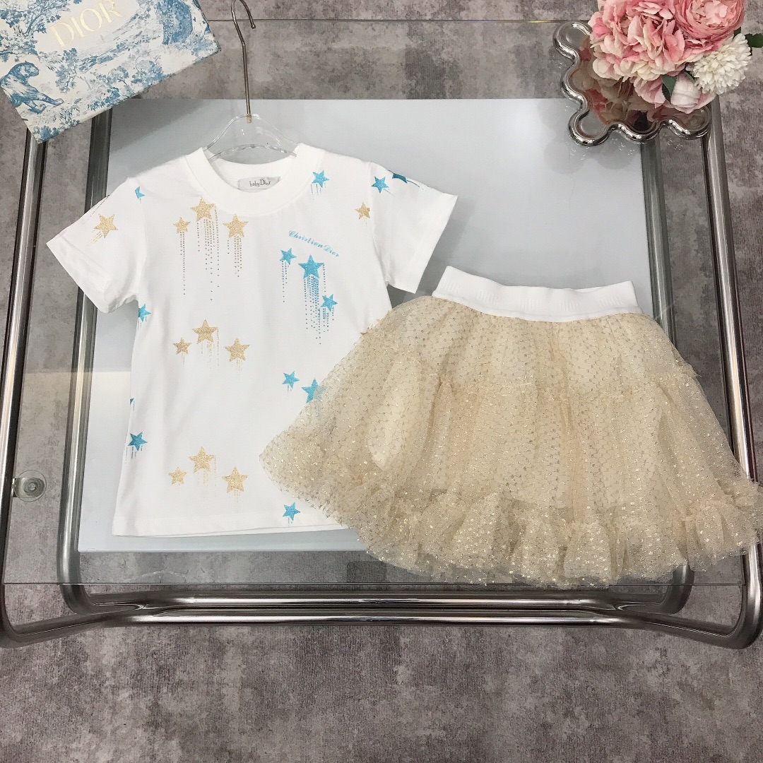 NO:211522,[Spot delivery] Size - DIO* Skirts, eye-catching fashion meteor pink sequin pattern design with mesh splicing skirt, exquisite seal logo, three-dimensional tailoring, exquisite original single fabric, high-quality, simple and generous style, very good-looking upper body, excellent style, color white, size-110-120-130-140-150-【CM】 Counter packaging 70, clothes, dior, skirts,19860909【现货发】  尺寸- DIO* 套裙 抢眼时尚流星粉晶亮片图案设计搭配网纱拼接半裙精致章标LOGO 立体剪裁 精致原单布料 高版本质量 简单大方款式 上身非常好看 版型超赞 颜色白色 size-110-120-130-140-150-【CM】  专柜包装70,衣服,dior,skirts,,Children's