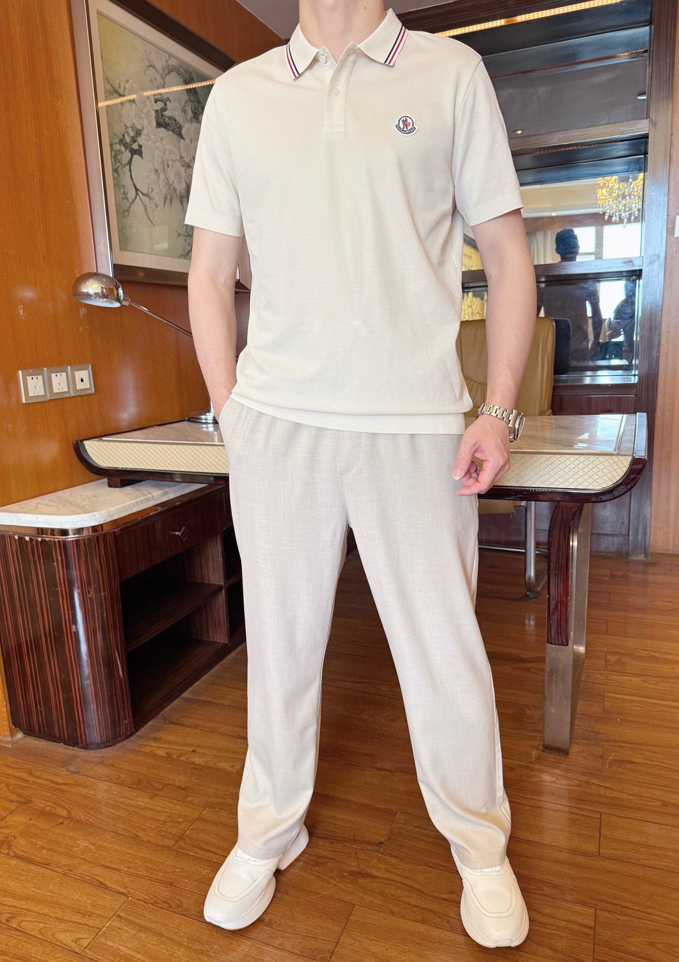 NO:153710,Mengkou-2025 counter latest hot-selling Polo, a London counter hot-selling product!  Selected Italian imported bead goblin cotton fabrics with the latest designs of the brand. The exquisite brand logo on the chest and the color-blocking embellishment on the collar show the style and upper body effect. The number of codes is 48-56 (model 173/130 wears 48, with Hong Kong Lane Crawford gift box packaging), Moncler, alexander wang19860909蒙口-2025专柜最新爆款Polo出货 伦敦专柜热销单品！精选意大利进口珠地精棉面料搭配品牌最新的设计,胸前的精致品牌标志和领子上的拼色点缀彰显格调上身效果看得见.码数48-56（模特173/130穿48,配香港连卡佛礼盒包装）,,Moncler,alexander wang,Men's clothing