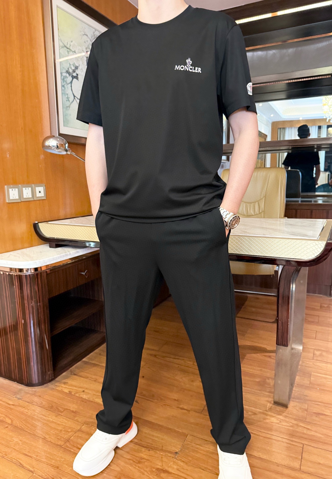 NO:153693,The latest hot T-shirts in the counter in 2025 are shipped, and the most popular items in European and American counters are sold!  Selected Italian imported mercerized cotton fabrics with the latest designs, the unique brand logo on the chest highlights the fashion, and the upper body effect can be seen. The number of codes is 48-56 (model 173/130 wears 48 with Hong Kong Lane Crawford gift box packaging), Moncler,tees, t-shirt,alexander wang19860909蒙口-2025专柜最新爆款t恤出货 欧美专柜热销单品！精选意大利进口丝光棉面料搭配最新的设计,胸前的独特品牌logo彰显时尚 上身效果看得见.码数48-56（模特173/130穿48配香港连卡佛礼盒包装）,,Moncler,tees，t-shirt,alexander wang,Men's clothing