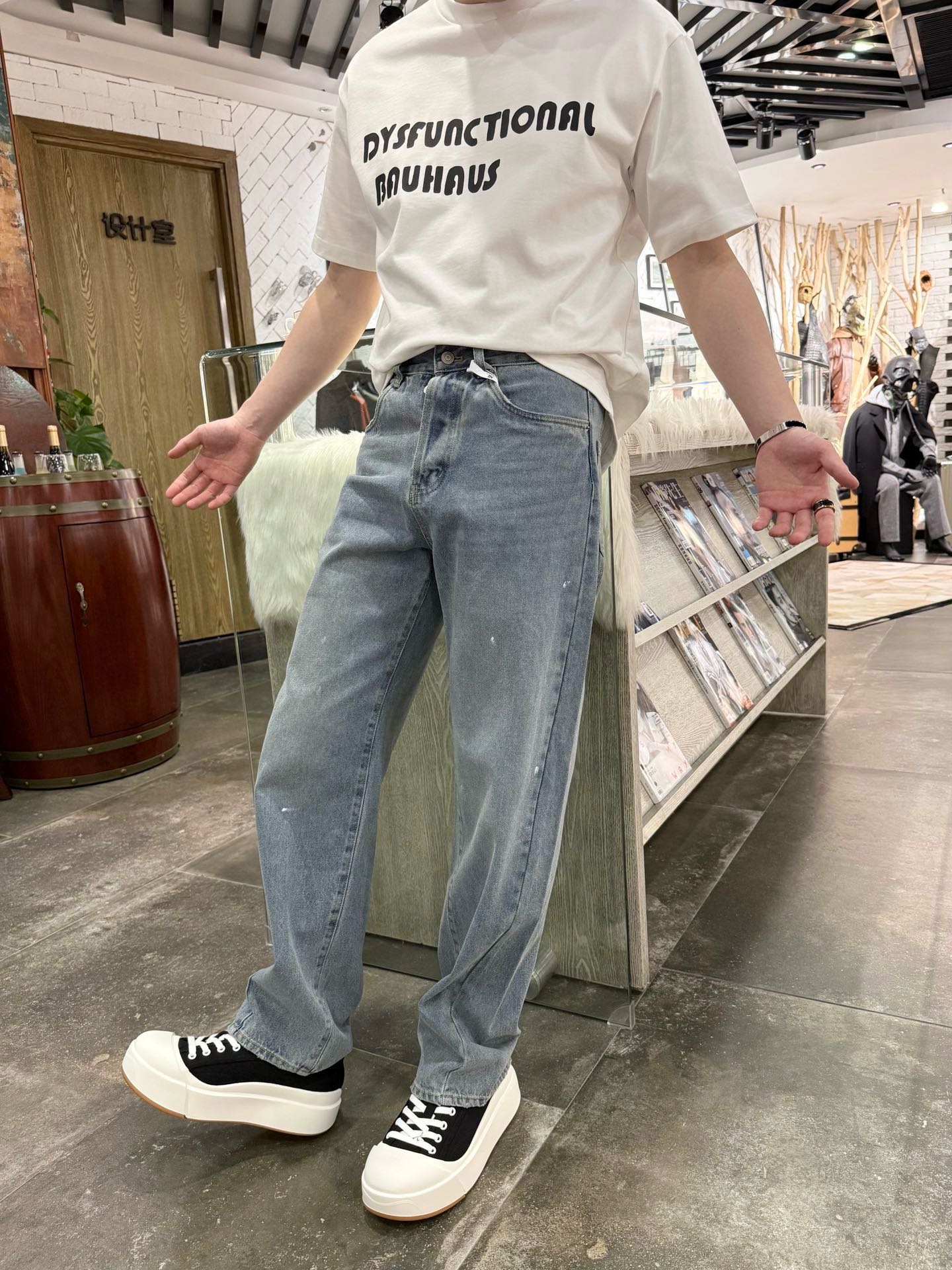 NO:153702,The hot lv-the hot scimitar jeans, high-quality fabric, ink embellishment, retro washing tone, with its own charm of time, and old details add unruly tone. Metal buttons and exquisite stitching show quality ingenuity. The front and rear pocket design is practical and beautiful, and the details of the trouser legs show fashionable personality. Whether it is matched with a simple white T or a personal top, it can easily create a street fashion style, allowing you to exude unique charm in your daily travel. S-2XL (model 180/140 wear M),,louis vuitton, jeans, alexander wang19860909补单爆款lv-爆款弯刀牛仔裤,高品质面料,泼墨点缀,复古的水洗色调,自带岁月韵味,做旧细节增添不羁感.金属纽扣与精致缝线,彰显品质匠心.前后口袋设计实用又美观,裤脚细节,彰显时尚个性,无论是搭配简约白T 还是个性上衣,都能轻松打造出街头潮流风,让你在日常出行中,时刻散发独特魅力.码数S-2XL（模特180/140穿M）,,louis vuitton,jeans,alexander wang,Men's clothing